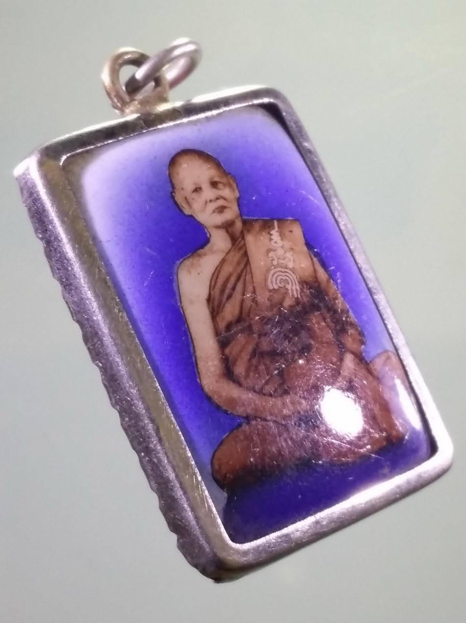 รหัสสินค้า เครื่องราง ล็อตเก็ต ภาพถ่าย 195 ล็อกเก็ตหลวงพ่อแพ วัดพิกุลทอง จังหวัดสิงห์บุรี ที่ระลึกอายุครบ 90 ปี หลวงพ่อแพ หลังยันต์พุฒซ้อน และดอกพิกุล ขนาดเทียบกับเหรียญบาท หายาก สร้างน้อยไม่ค่อยพบเจอ