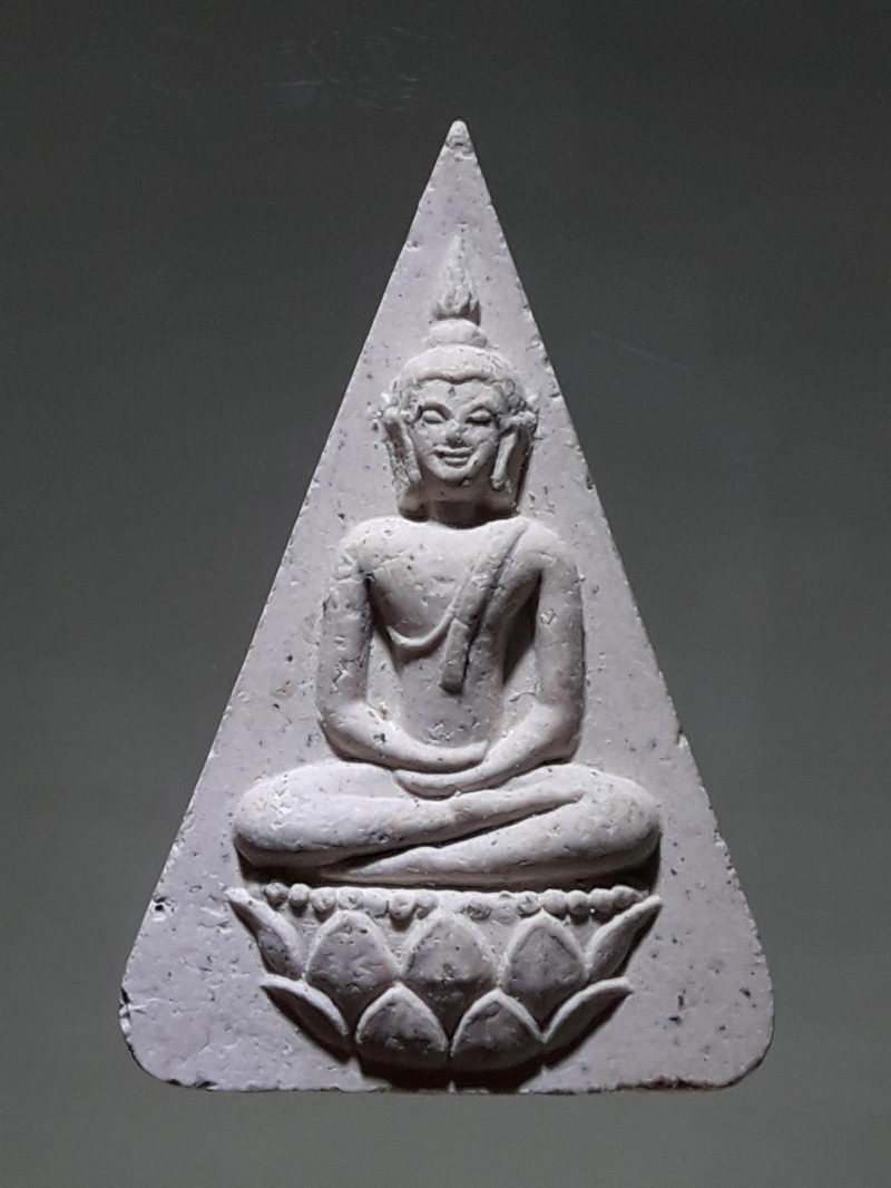 รหัสสินค้า พระเนื้อดิน ผง ว่าน 10306 สมเด็จนางพญา วัดกระซ้าขาว รุ่นสร้างโบสถ์ ปี 2539 ขนาดเทียบกับเหรียญบาท