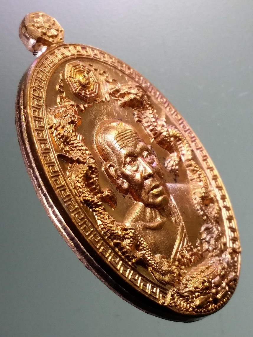 รหัสสินค้า พระมีกล่อง 098 เหรียญหลวงพ่อพัฒน์ วัดห้วยด้วน อำเภอหนองบัว จังหวัดนครสวรรค์ รุ่น รวยมหาเฮง ๙๙ เนื้อทองแดง ตอกโค๊ต หมายเลข ๑๙๖๑