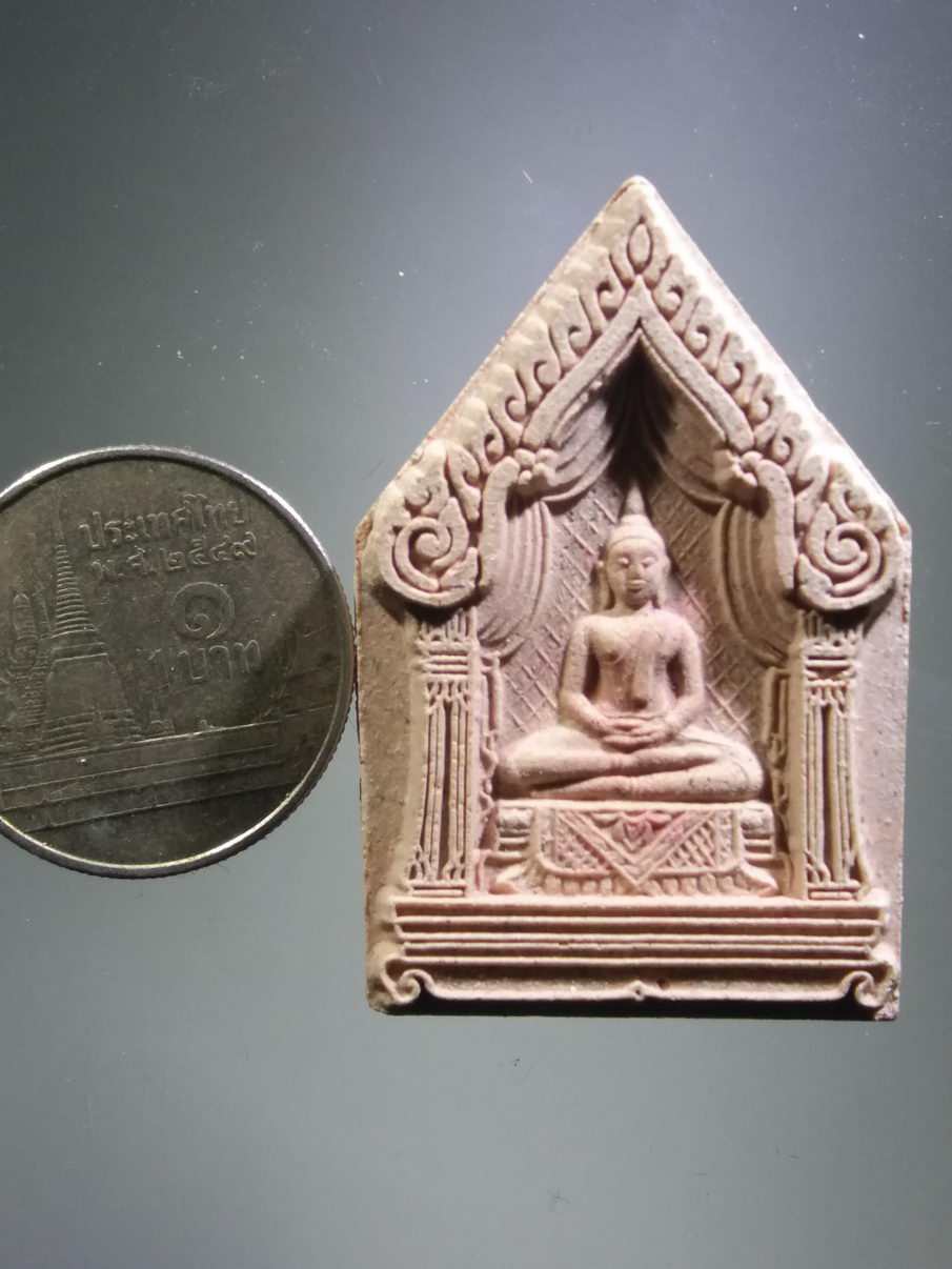 รหัสสินค้า พระมีกล่อง 3923 พระผงพิมพ์ซุ้มบัลลังก์ แหวกม่าน ห้าเหลี่ยม พระพุทธโสธร วัดโสธรวรารามวรวิหาร จังหวัดฉะเชิงเทรา จัดสร้างโดย พระครูศรีปริยัติวิมล