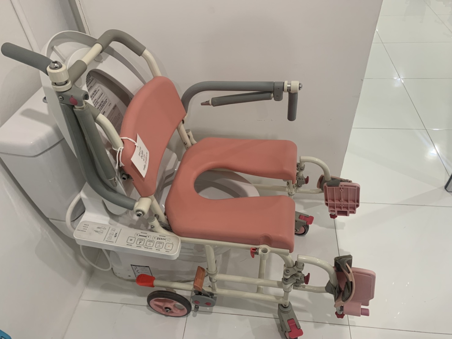 รถเข็นคร่อมสุขภัณฑ์ อาบน้ำ นั่งถ่าย อเนกประสงค์ แบรนด์ Matsunaga Wheelchair SW-21W ผลิตภัณฑ์แบรนด์จากประเทศญี่ปุ่น