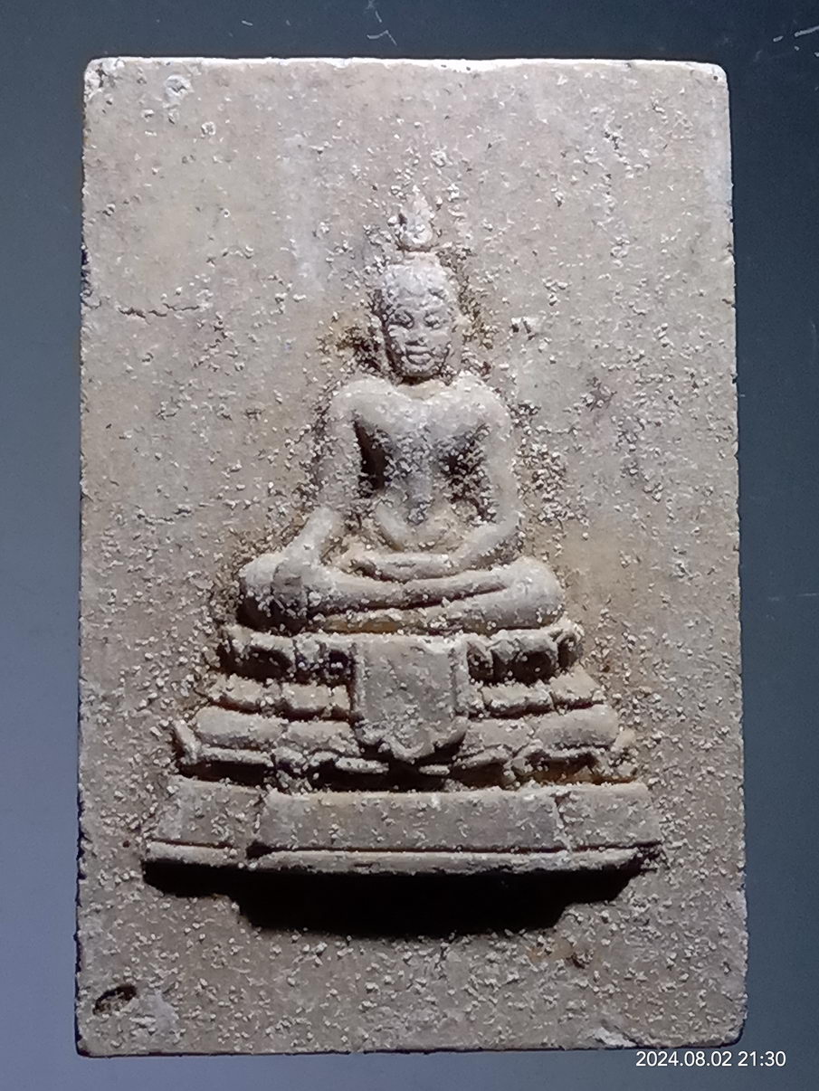 รหัสสินค้า พระเนื้อดิน เนื้อผง เนื้อว่าน 939 พระสมเด็จวัดพร้าว อำเภอโพทะเล จังหวัดพิจิตร สร้างปี 2556 ขนาดเมื่อเทียบกับเหรียญบาท