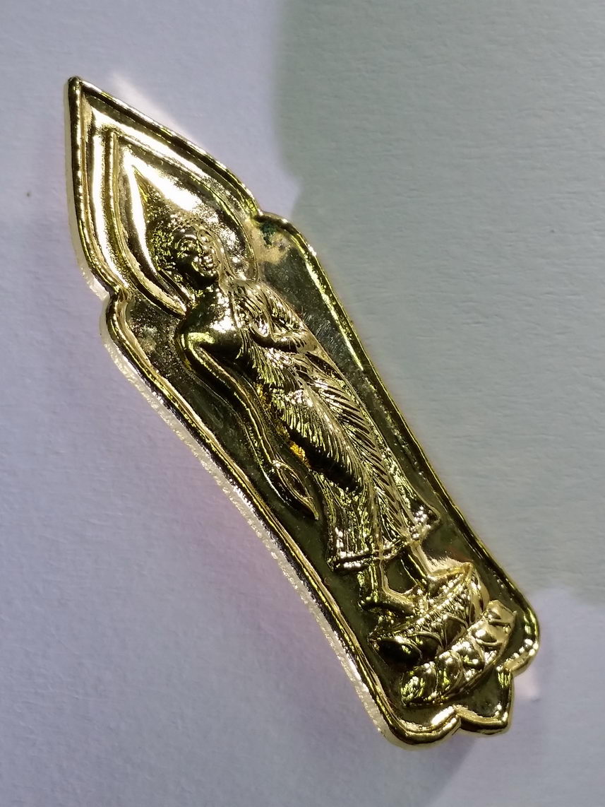 รหัสสินค้า พระมีกล่อง 037 เหรียญกะไหล่ทองพระลีลาประทานพร หลังธรรมจักร พุทธมหาจักร สร้างปี 2545 ชมรมข้าวทิพย์ จัดสร้าง