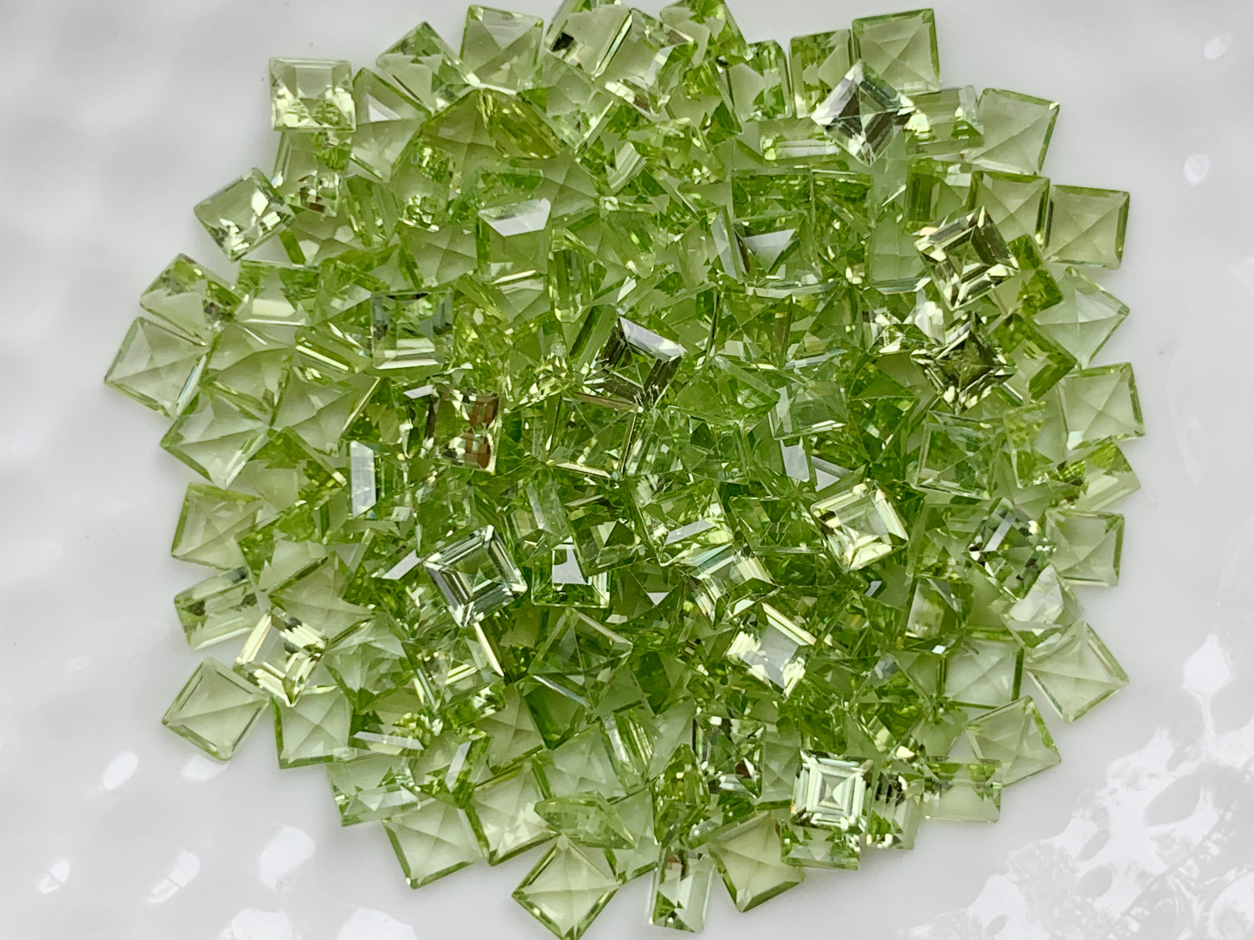 เพอริดอทสี่เหลี่ยม 3 มม. 5 กะรัต