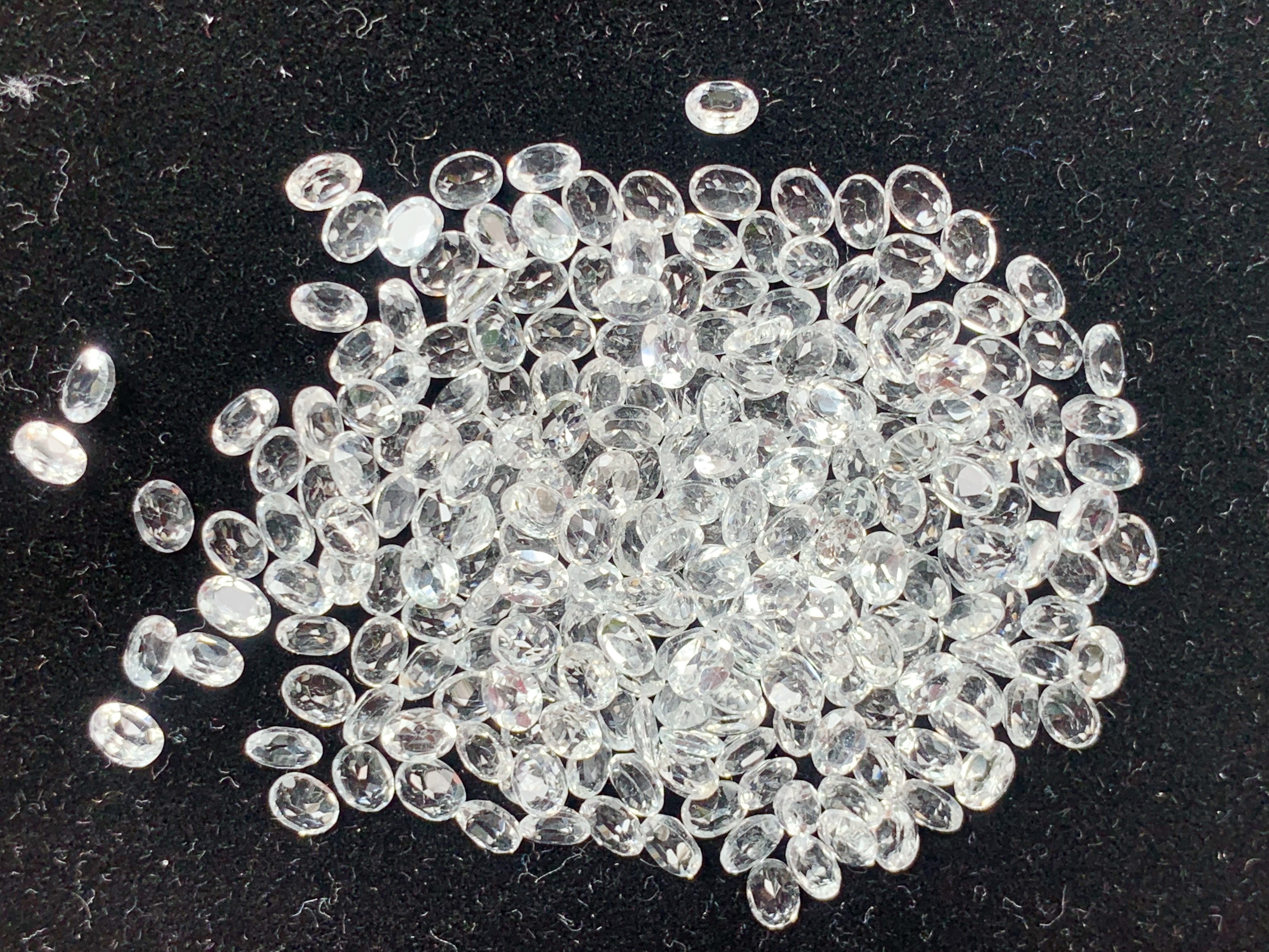 ไวท์โทปาสไข่ 4X3 มม. 5 กะรัต