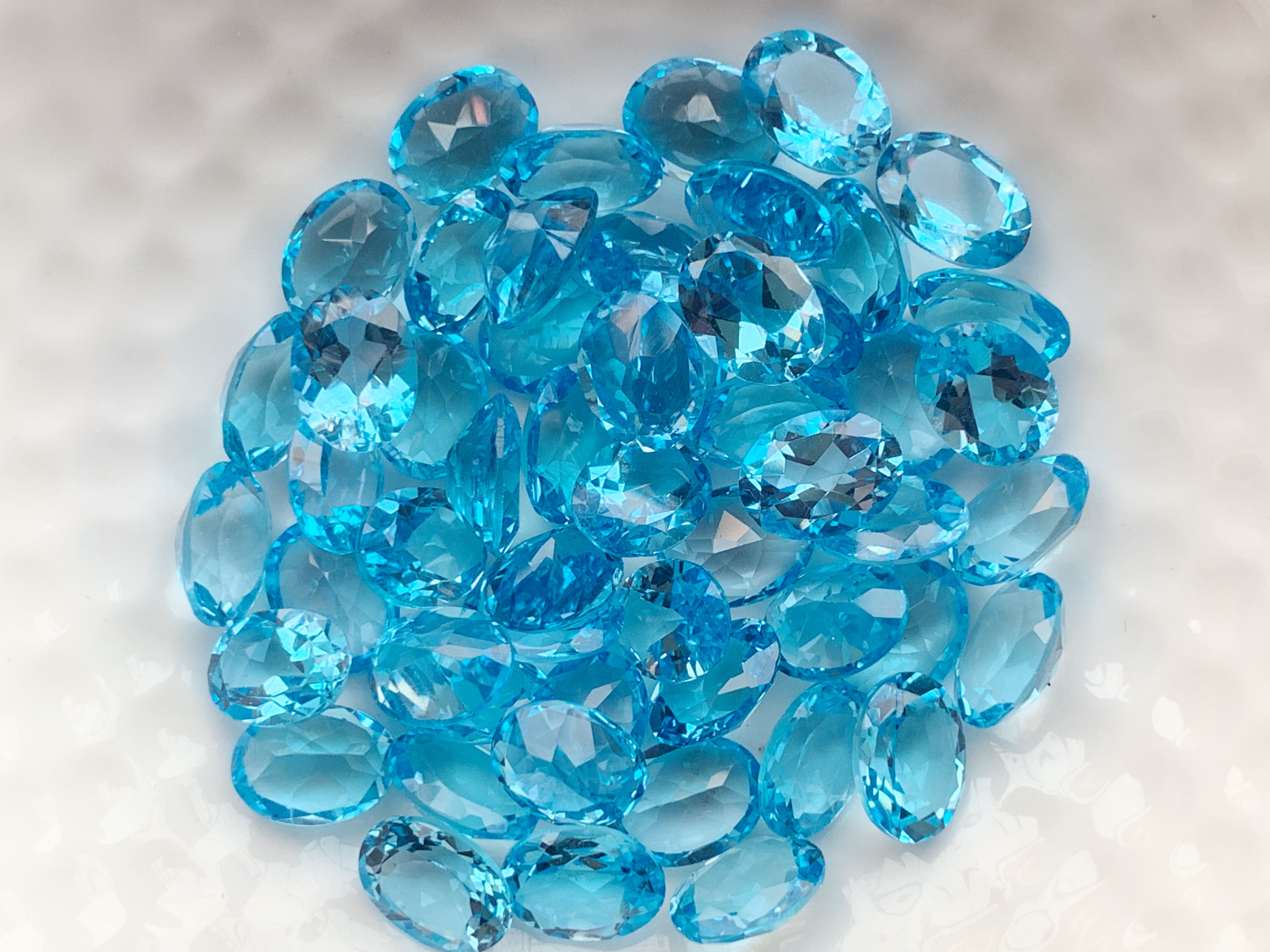 บลูโทปาสไข่ 8X6 มม. 5 กะรัต