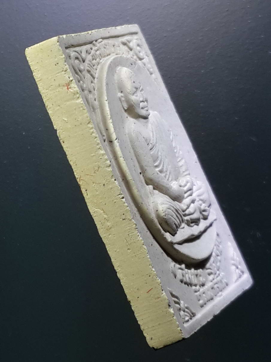 รหัสสินค้า พระมีกล่อง 271 พระผงรูปเหมือนหลังกระต่าย คืนรากแก้วสู่ดิน หลวงพ่อสมชาย วัดเขาสุกิม จังหวัดจันทบุรี สร้างปี 2539