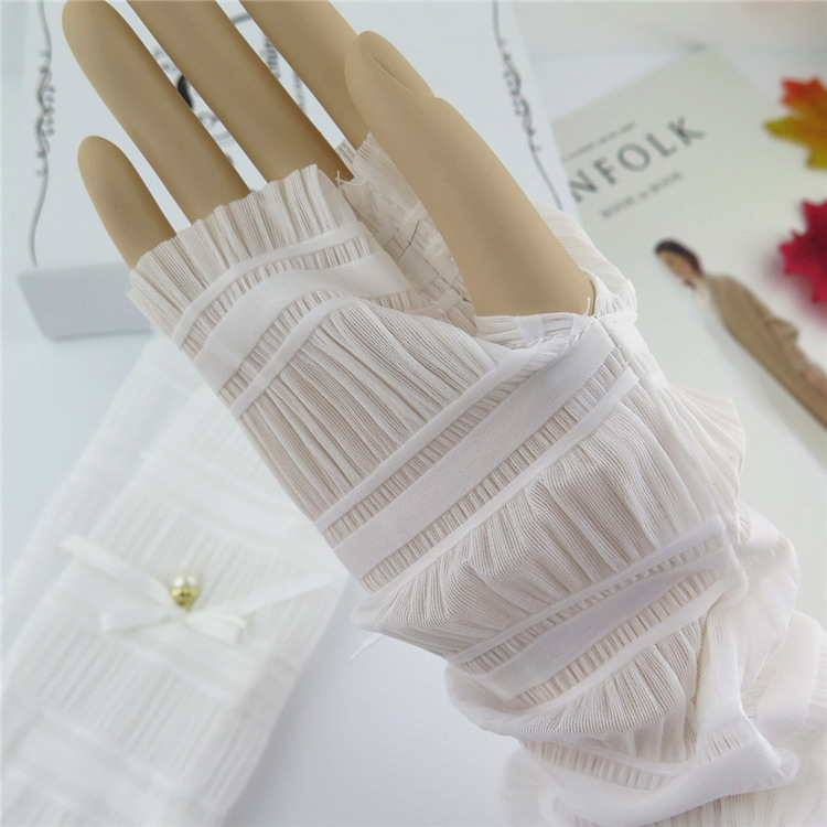 GL11121 ถุงมือเด็กออกงานสีขาว ถุงมือเด็กสวยหวานแนวเก๋ๆ ก่อนยืดกว้างรอบ6นิ้วยืดรับได้กับแขนทุกขนาด หรือใช้เป็นปลอกแขนได้ เหมาะ 5-15 ขวบ ใช้เป็นถุงมือที่ใช้ในการแสดงหรือออกงาน