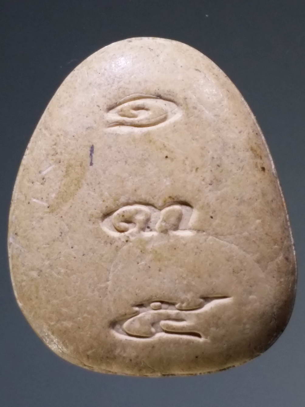 รหัสสินค้า พระไม่ทราบที่ 277 พระปิดตาเนื้อผง หลังมีเลข ๑๓๕ ไม่ทราบที่