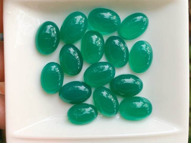 โมราไข่หลังเบี้ย 10x14mm. 1 เม็ด