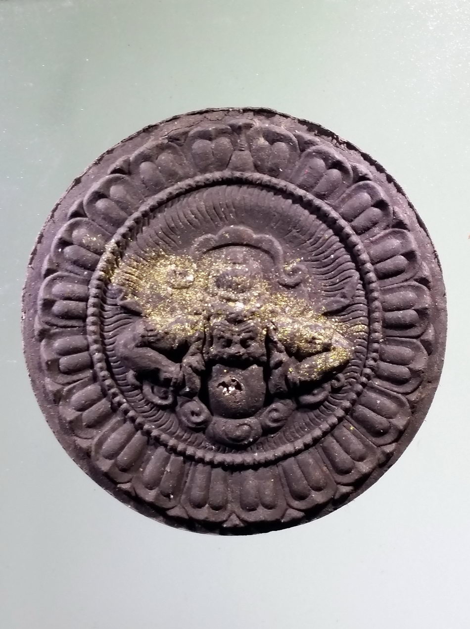 รหัสสินค้า จตุคามรามเทพ 791 พระเทวราชโพธิสัตว์จตุคามรามเทพ รุ่นมหาปาฏิหาริย์มั่งมีทรัพย์ เนื้อว่านกากยายักษ์โรยผงตะไบ ฝังโค๊ต นะโมเงิน กล่องแปดเหลี่ยม