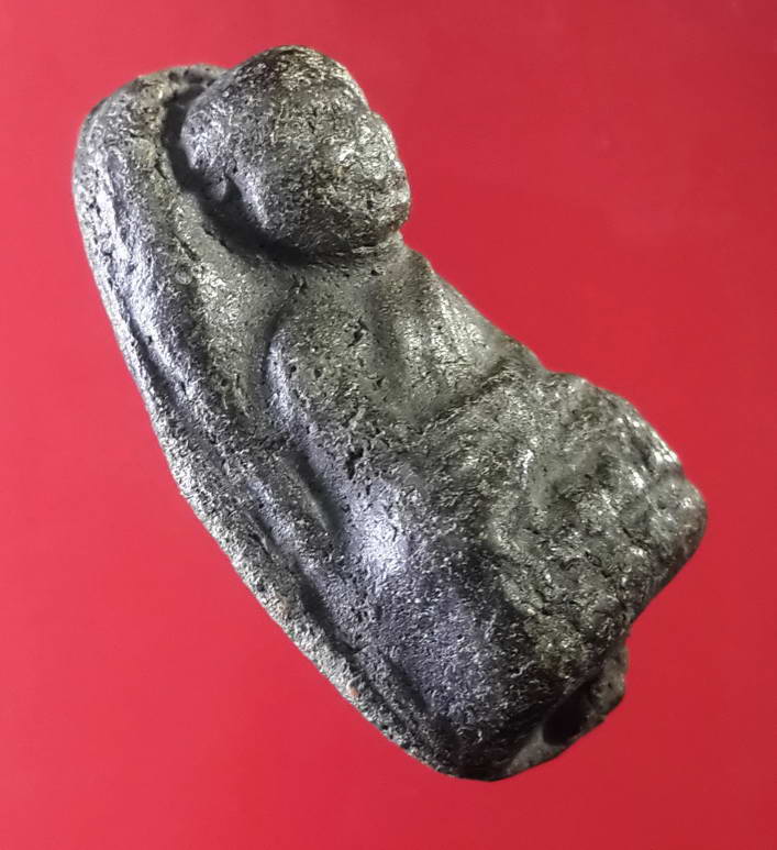 รหัสสินค้า หลวงปู่ทวด วัดต่างๆ 083 หลวงปู่ทวด วัดช้างให้ จังหวัดปัตตานี ด้านหลังโรยแร่ ไม่ทราบปีที่สร้าง เก่ามากมีอายุ พระรายการนี้ให้เช่าบูชาแล้ว