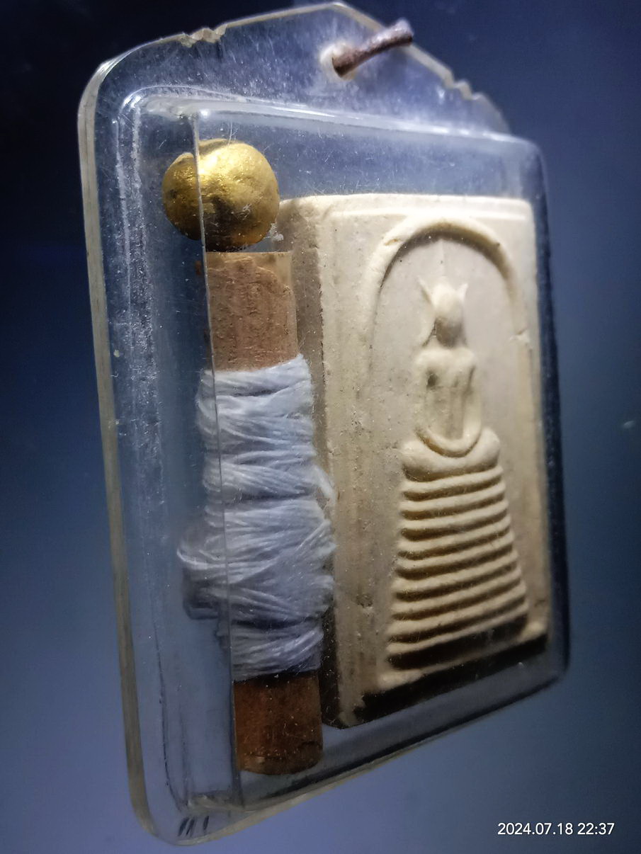 รหัสสินค้า พระสมเด็จ วัดต่างๆ 1234 พระสมเด็จเนื้อผง หลังยันต์ห้า ในเลี่ยมพลาสติก มีลูกอม 1 ลูก มีตะกรุดเป็นหวายพันด้วยด้ายสายสิญจน์ ลงอาคม ไม่ทราบสำนัก สภาพสวยครับ