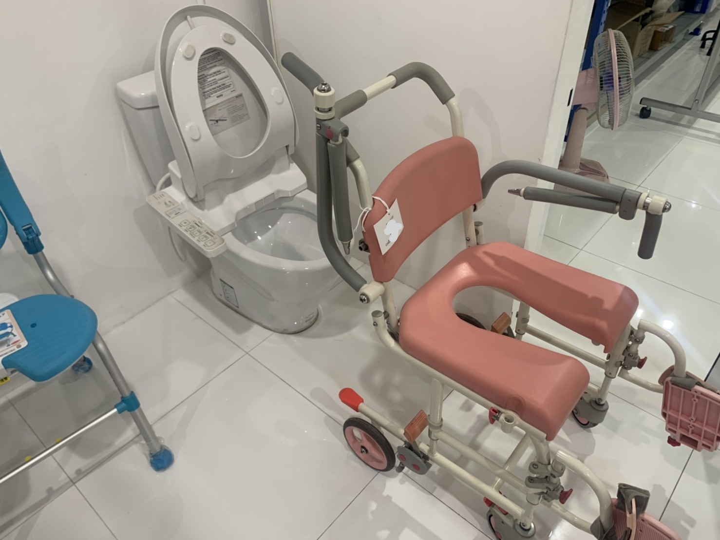 รถเข็นคร่อมสุขภัณฑ์ อาบน้ำ นั่งถ่าย อเนกประสงค์ Matsunaga Wheelchair รุ่น SW21W (入浴関連) แบรนด์จากประเทศญี่ปุ่น (รุ่นยอดนิยม)