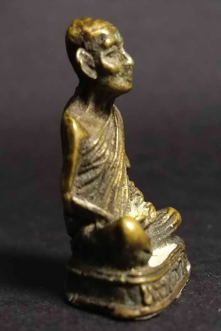 รหัสสินค้า อุทัยธานี 010 รูปหล่อหลวงพ่อเคลือบ วัดหนองกระดี่ใน จังหวัดอุทัยธานี ไม่ทราบปีที่สร้าง เนื้อทองผสม พระรายการนี้ให้เช่าบูชาแล้ว