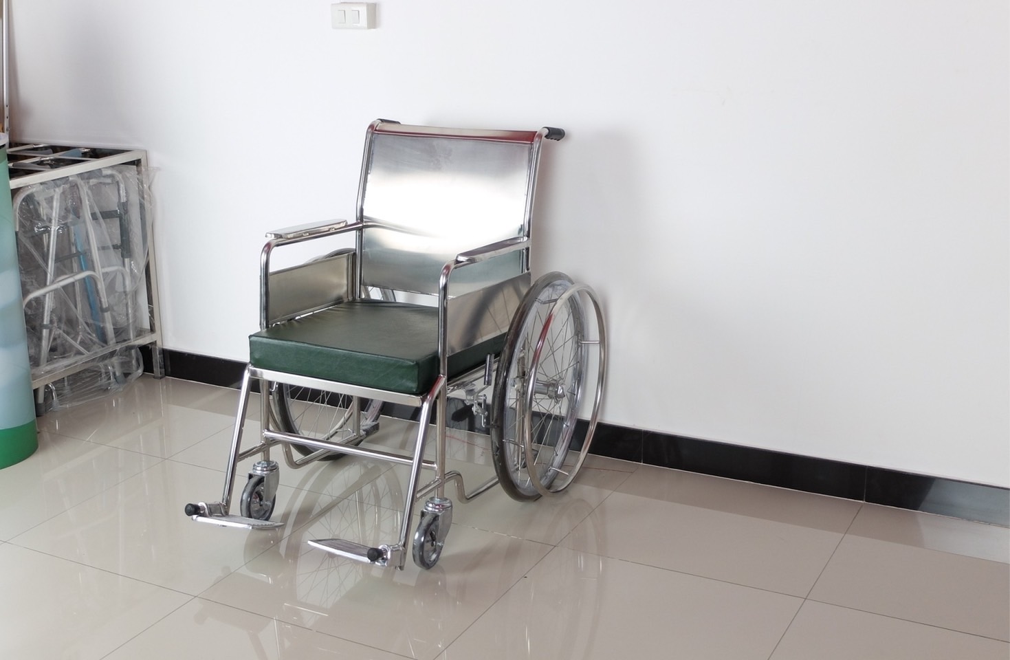 รถเข็นวีลแชร์ผู้ป่วยสแตนเลส รุ่น PS56 แบบพับไม่ได้ พร้อมเบาะรองนั่ง