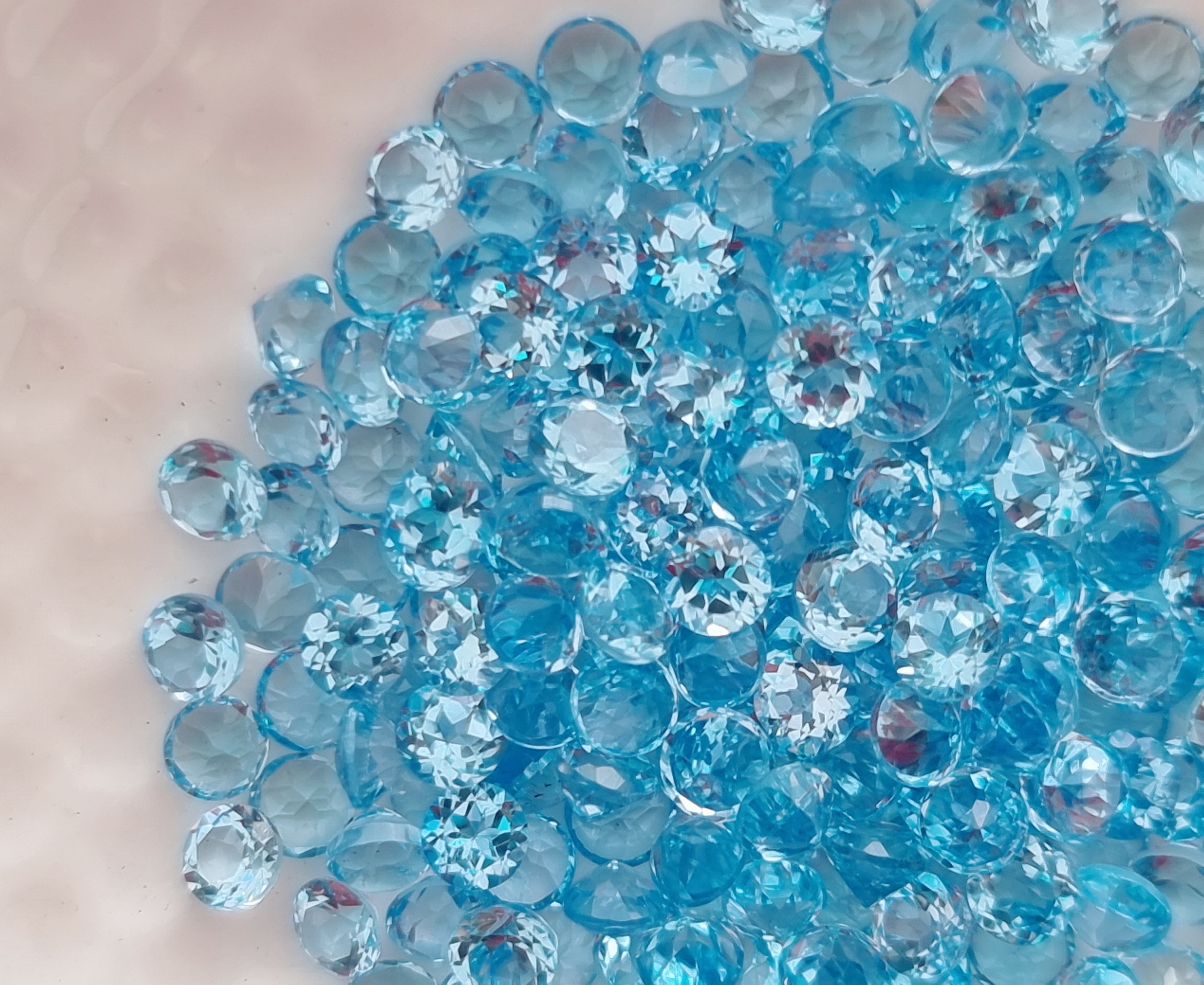 พลอยบลูโทปาสกลม 3.5 มม. 5 กะรัต