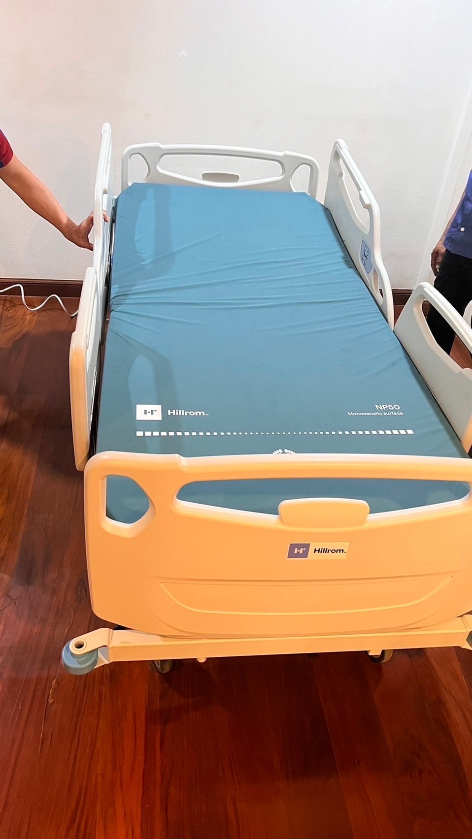 ชุดสุดคุ้ม E เตียงผู้ป่วยปรับระดับไฟฟ้า 5 ฟังก์ชั่น Hill-Rom รุ่น Centuris Type C แบบราวกั้นปีกนกยาว + ฟูก Hill-Rom NP50 แบรนด์จากประเทศสหรัฐอเมริกา + แถมพิเศษ หมอน + ผ้าปูที่นอน + ผ้ายาง + เก้าอี้นั่งอาบน้ำ + ไม้เท้า รับประกัน 1 ปี (รุ่นขายดี)