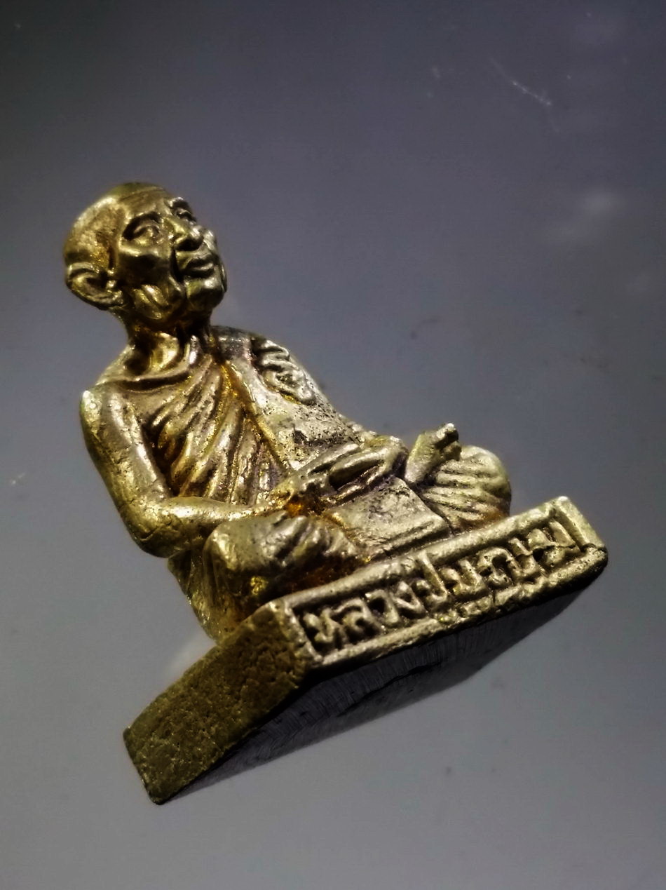 รหัสสินค้า พระมีกล่อง 3717 รูปหล่อลอยองค์ หลวงพ่อบุญมี วัดเขาสมอคอน อำเภอท่าวุ้ง จังหวัดลพบุรี ตอกโค๊ต ด้านหลัง