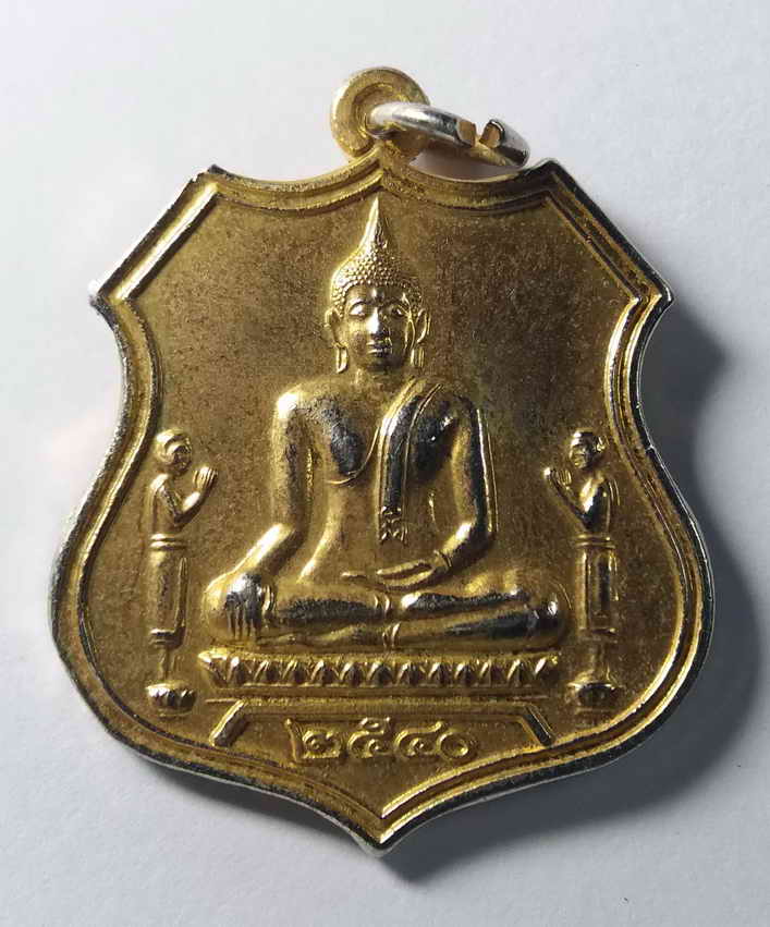 รหัสสินค้า อยุธยา 020 เหรียญกะไหล่ทองพระไตรยรัตนนายก วัดพนัญเชิง กรุงเก่า จังหวัดพระนครศรีอยุธยา รุ่นมหาเศรษฐี สร้างปี 2540 ตอกโค๊ต พระรายการนี้ให้เช่าบูชาแล้ว