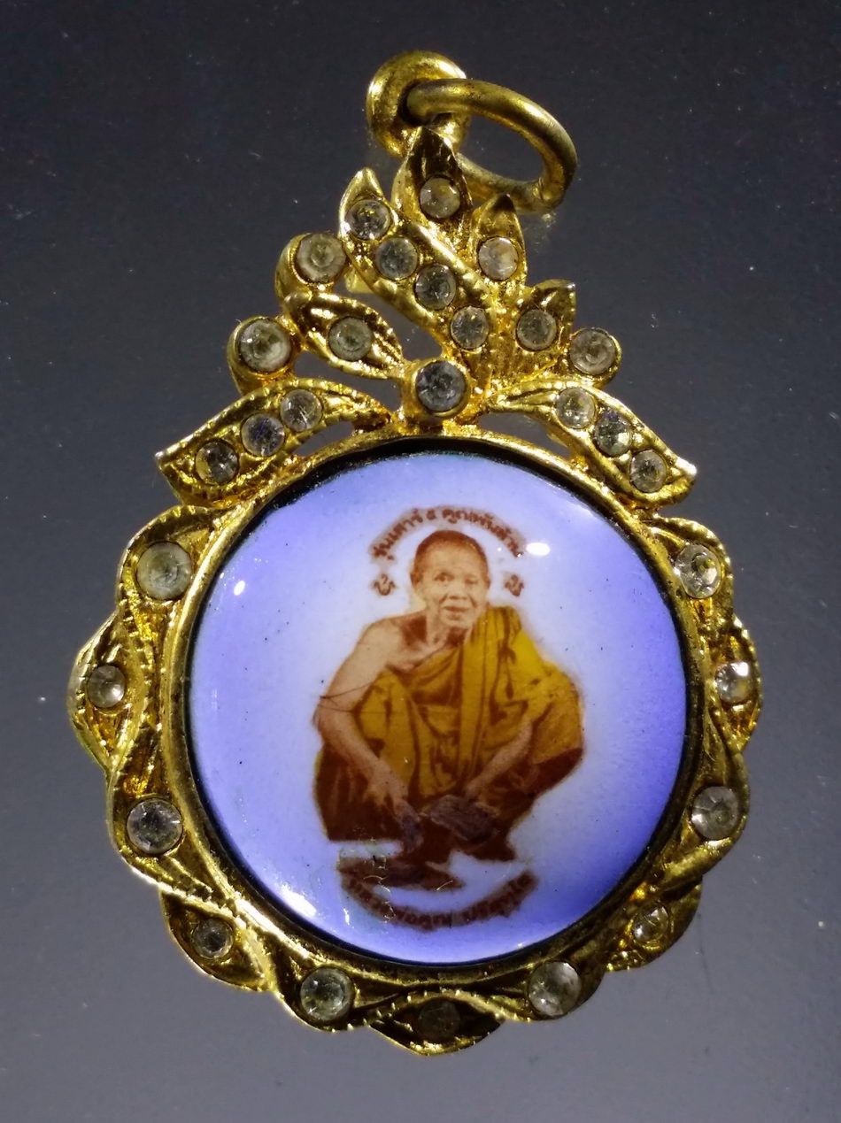 รหัสสินค้า พระมีกล่อง 3613 ล็อกเก็ตเข็มกลัด กะไหล่ทอง ฝังเพชร หลวงพ่อคูณ วัดบ้านไร่ รุ่นเสาร์ 5 คูณพันล้าน สร้างปี 2537 เข็มหลุดหายไป พิจารณาก่อนเช่าบูชานะครับ