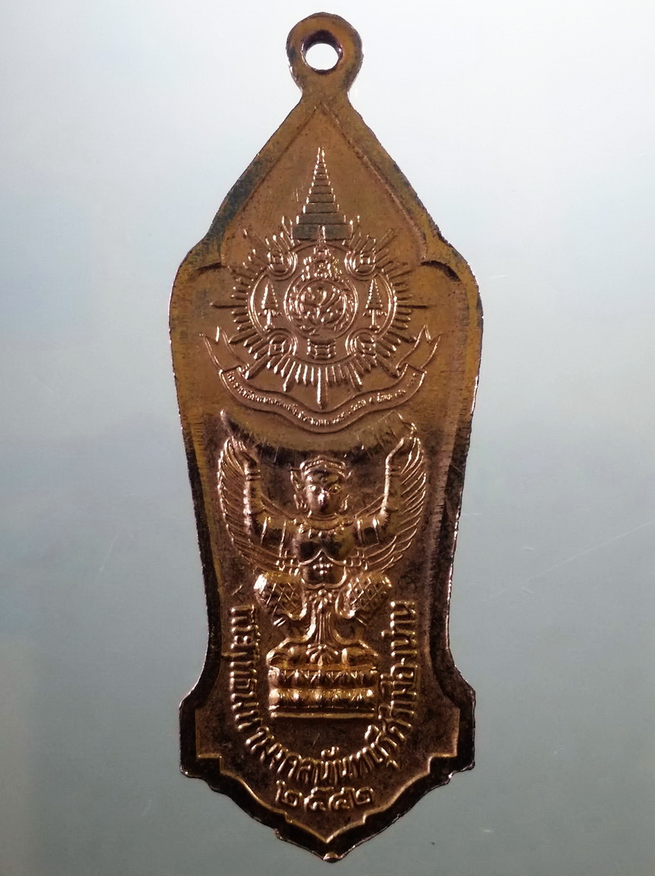 รหัสสินค้า เหรียญพระพุทธ 4121 เหรียญพระลีลาประทานพรกะไหล่ทอง พระพุทธมหามงคลนันทบุรีศรีเมืองน่าน สร้างปี 2542 ขนาดเมื่อเทียบกับเหรียญบาท