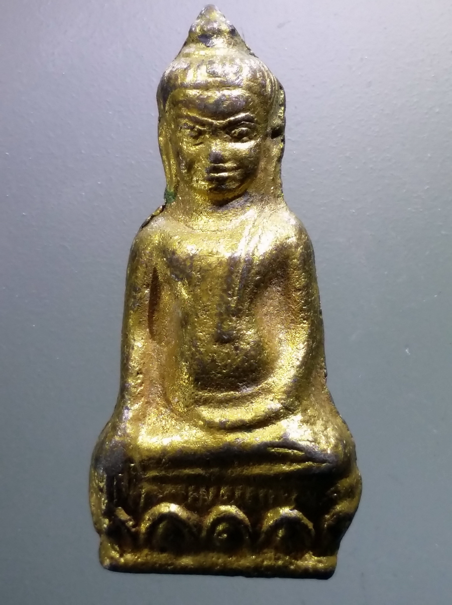 รหัสสินค้า เหรียญคณาจารย์ 6583 พระหูยานพิมพ์เล็ก เนื้อชิน ปิดทองคำเปลว เกจิยุคเก่าสร้าง ไม่ทราบที