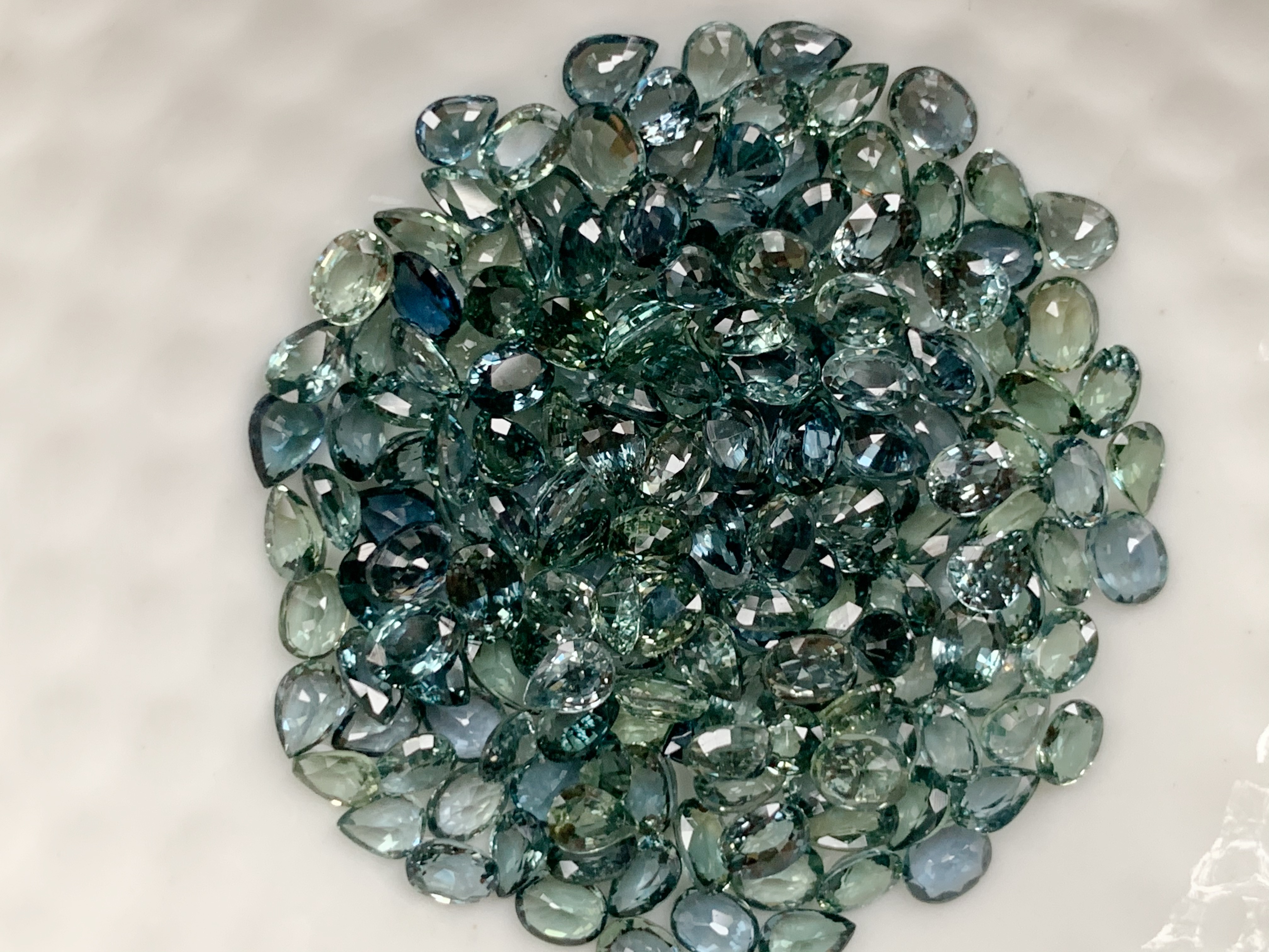 แซฟไฟร์เขียวอมน้ำเงินไข่ 4x3 mm. 1 กะรัต