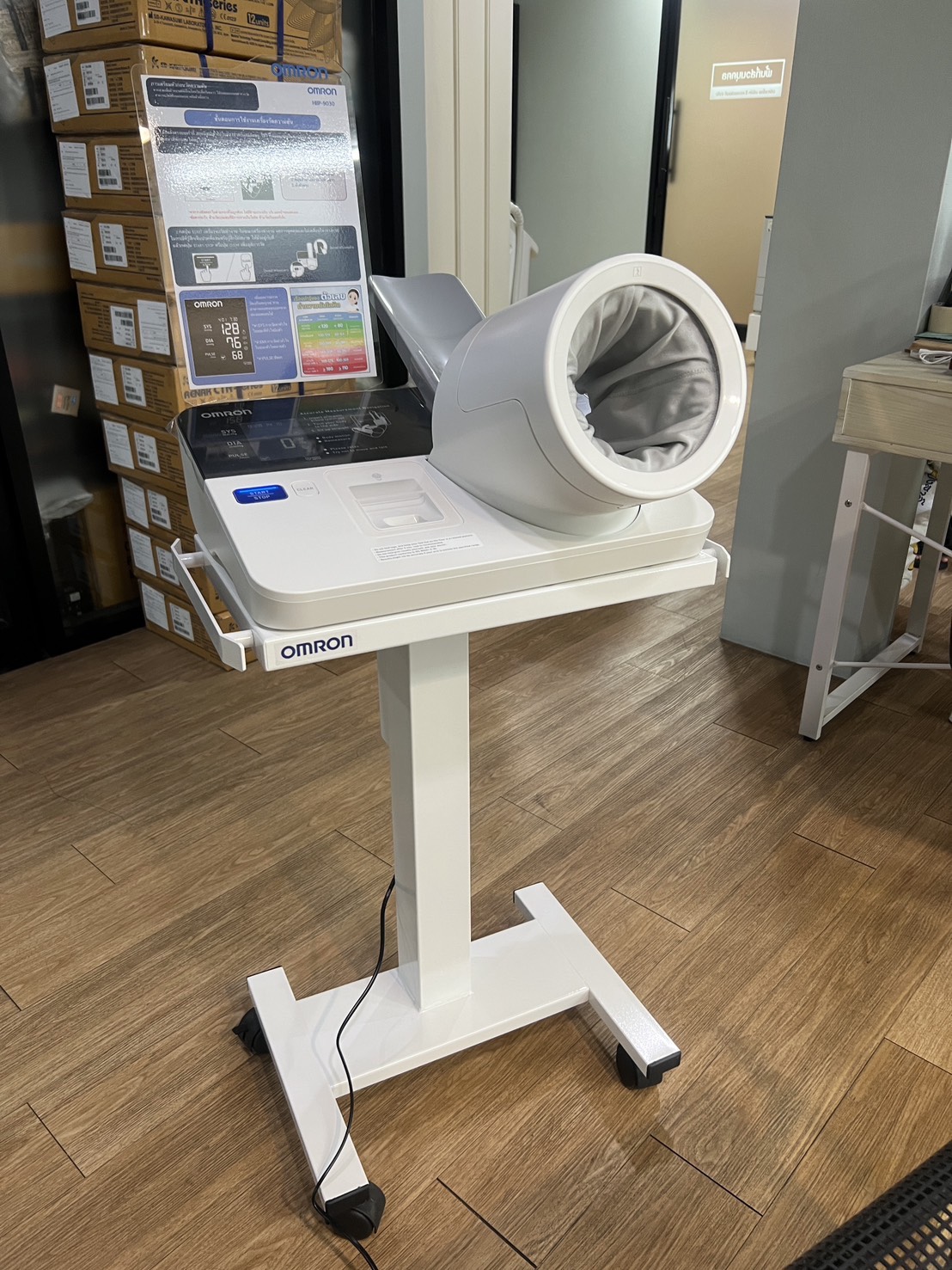 เครื่องวัดความดันโลหิตอัตโนมัติชนิดสอดแขน OMRON HBP-9030 + พร้อมรถเข็นขาตั้งครบชุด + แถมฟรีกระดาษบันทึกผล รับประกัน 1 ปี