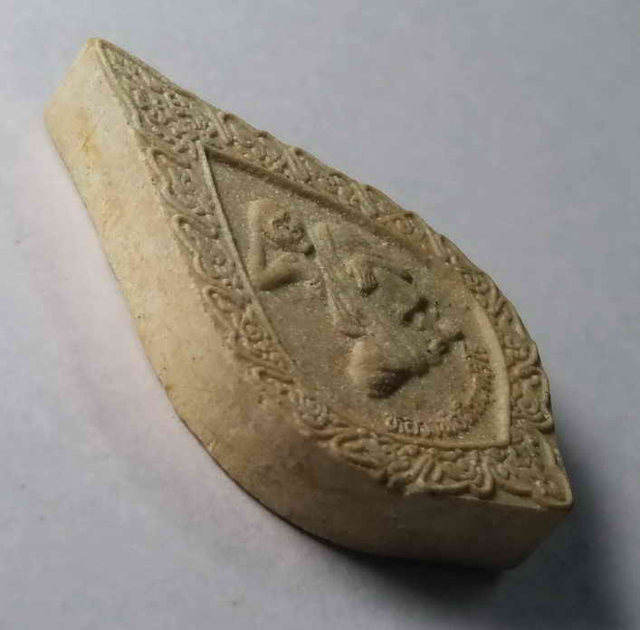 รหัสสินค้า พระเนื้อดิน เนื้อผง เนื้อว่าน 134 พระผงรูปเหมือนหลวงพ่อมี วัดป่าสันติธรรม (ดงส้มป่อย) อำเภอยางสีสุราช จังหวัดมหาสารคาม