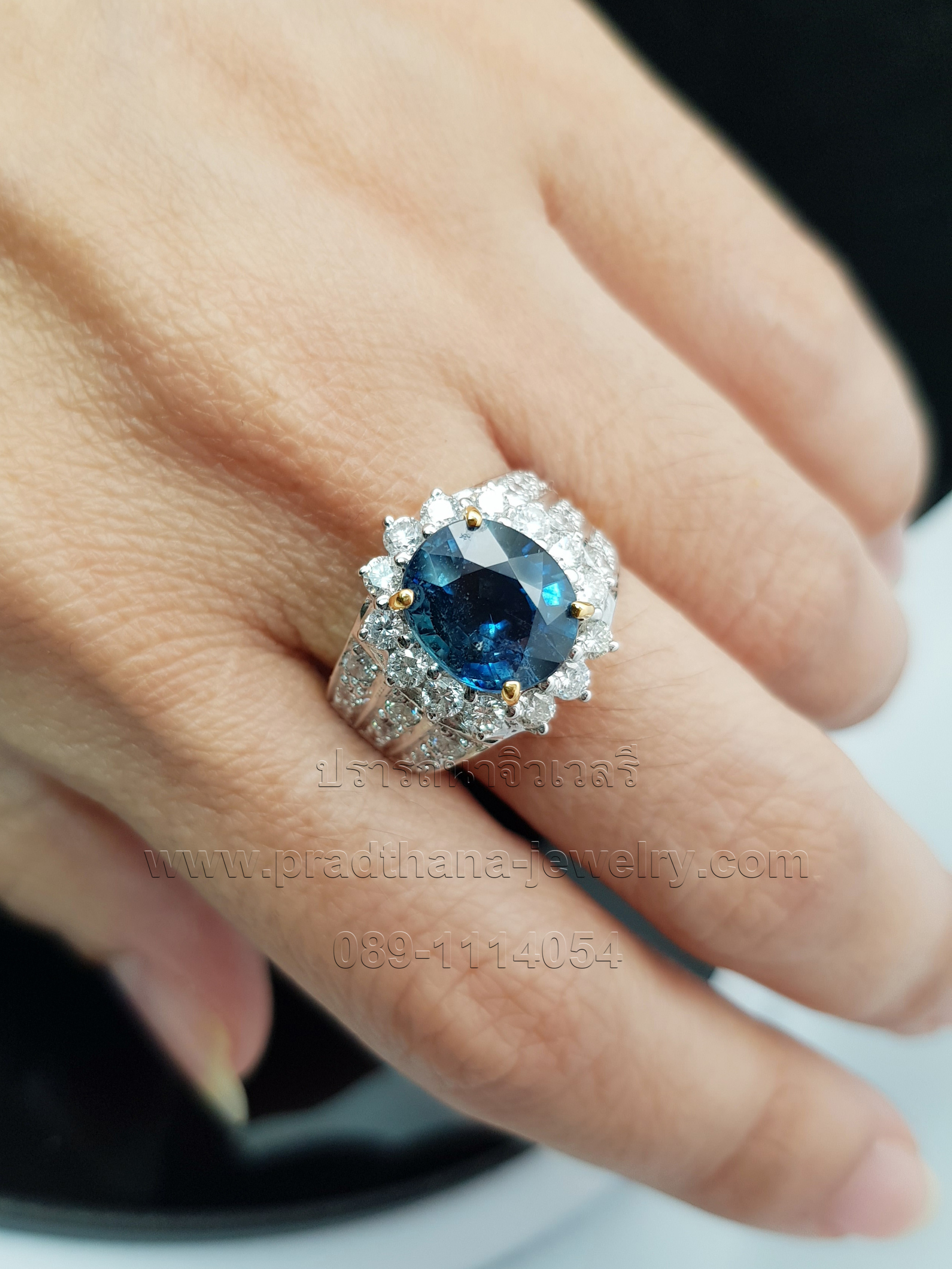 แหวนไพลินประดับเพชร