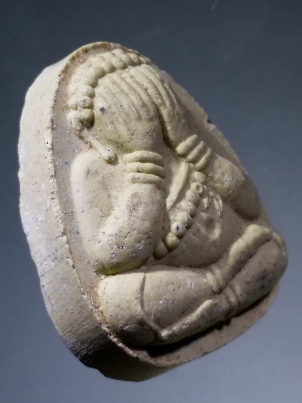 รหัสสินค้า พระไม่ทราบที่ 270 พระปิดตาเนื้อผง หลังยันต์นูน ไม่ทราบที่