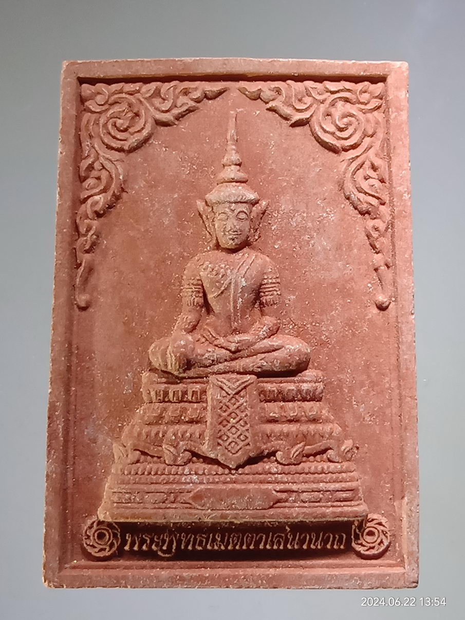 รหัสสินค้า พระเนื้อดิน เนื้อผง เนื้อว่าน 119 พระพุทธเมตตาเสนานาถ เนื้อผงสีแดง หลัง ภปร. กองทัพบกจัดสร้าง โดยได้รับพระบรมราชานุญาต