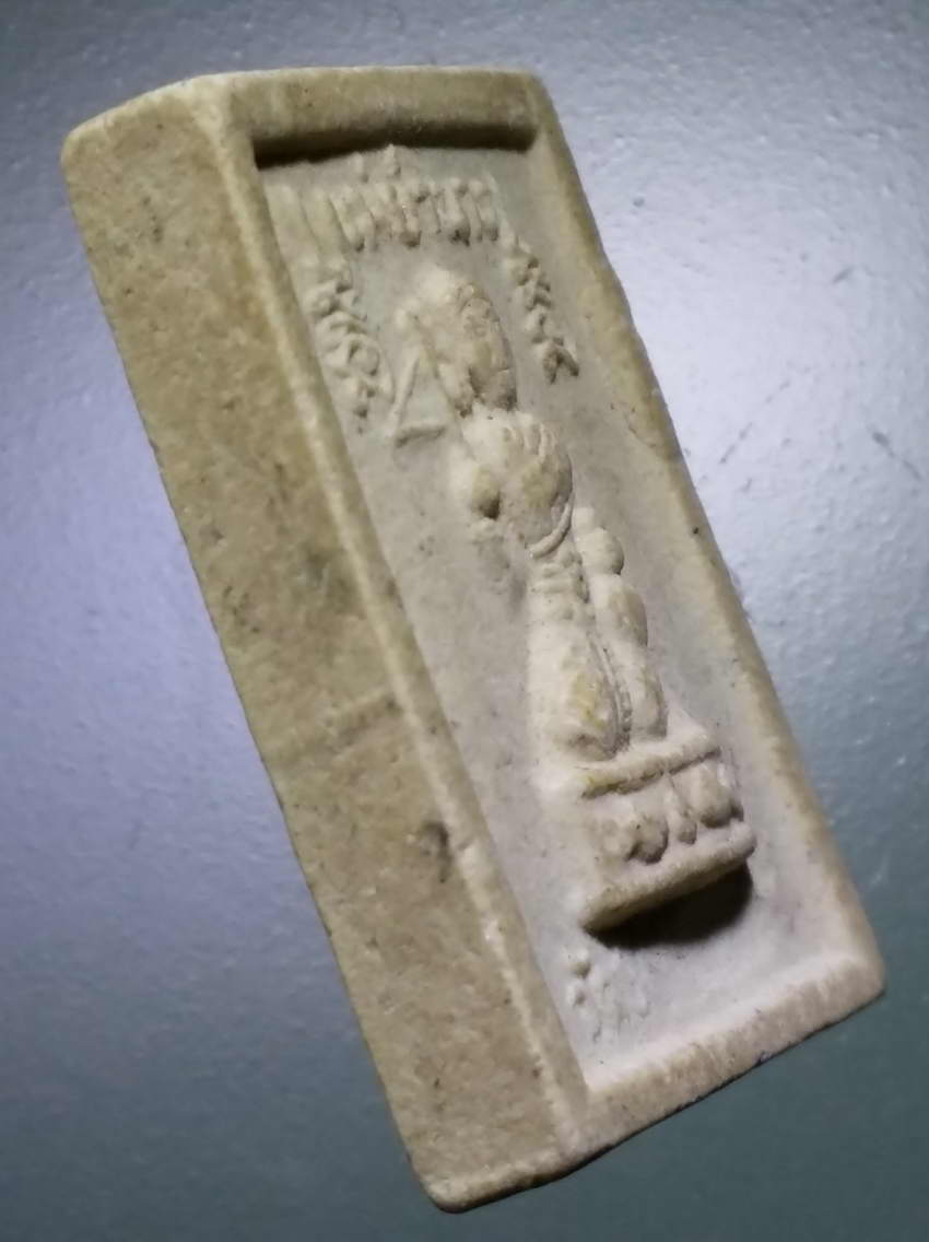 รหัสสินค้า พระไม่ทราบที่ 547 แม่ย่านางเนื้อผง หลังพญาราหู ไม่ทราบที่