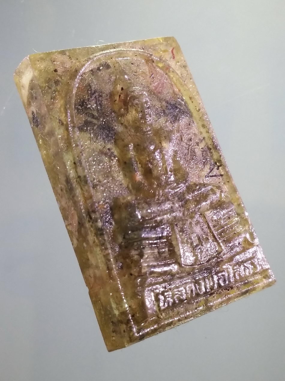 รหัสสินค้า พระเนื้อดิน เนื้อผง เนื้อว่าน 148 หลวงพ่อโสธร เนื้อเรซิ่นผสมธนบัตร วัดโสธรวรารามวรวิหารจังหวัดฉะเชิงเทรา ขนาดเทียบกับเหรียญบาท