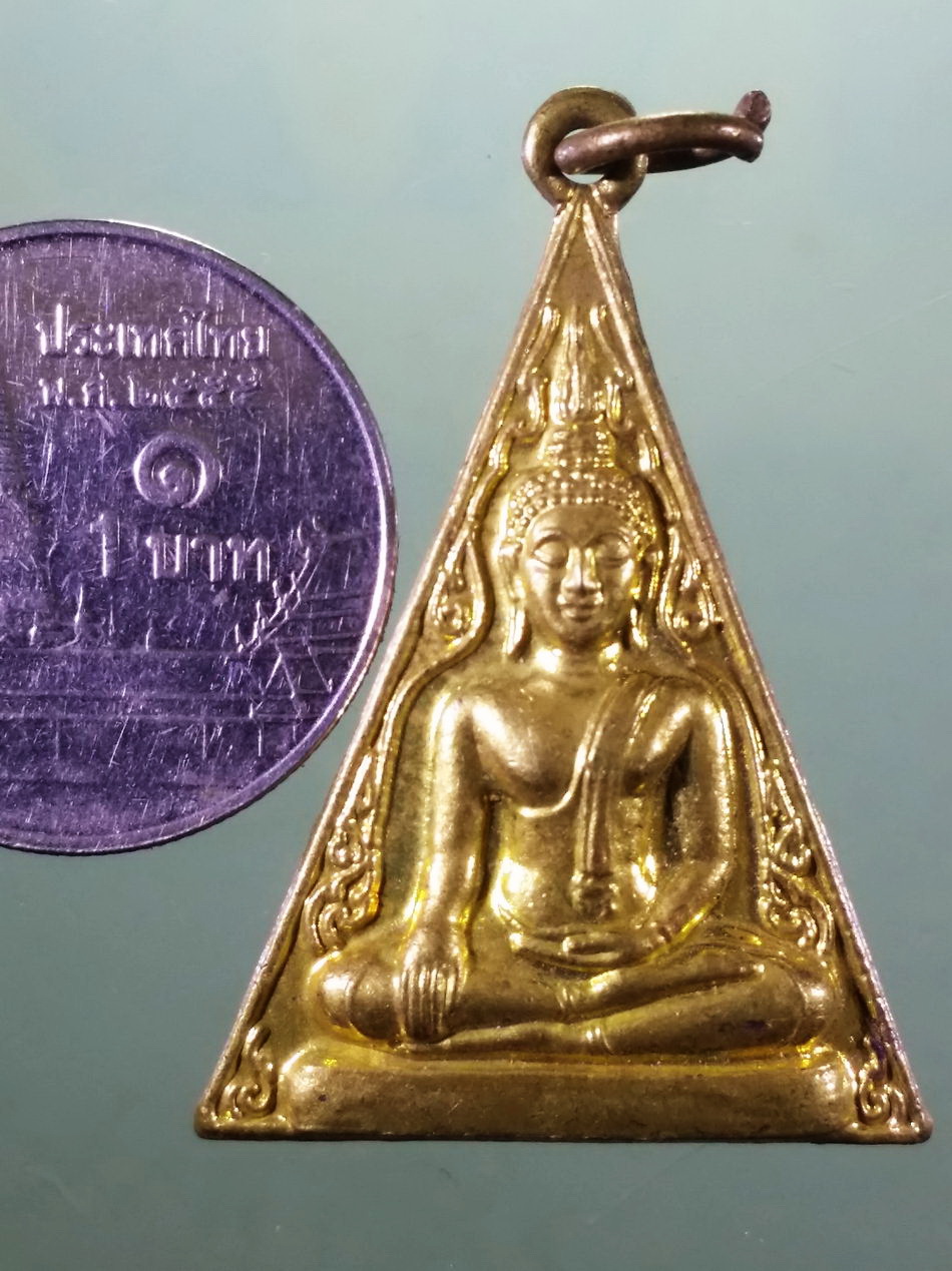รหัสสินค้า เหรียญพระพุทธ 4207 เหรียญสามเหลี่ยม เนื้อทองสตางค์ หลวงพ่อพุทธมงคลศักดิ์สิทธิ์ วัดสังกัดรัตนคีรี อำเภอเมือง จังหวัดอุทัยธานี ขนาดเทียบกับเหรียญบาท