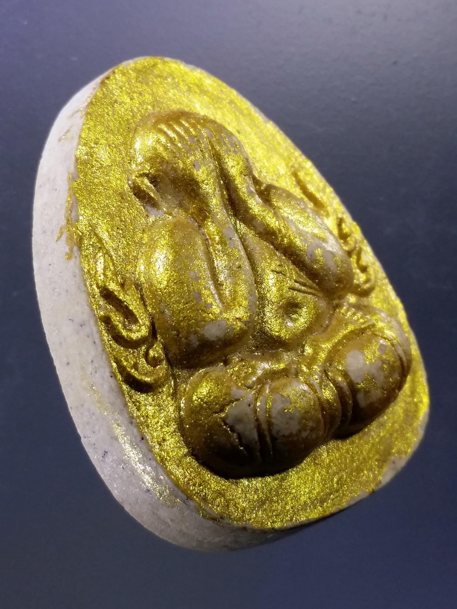 Antig Pim 036 พระปิดตา เนื้อผงทาทองบรอนซ์ กนกข้าง วัดถ้ำมังกรทอง อำเภอสีคิ้ว จังหวัดนครราชสีมา รุ่นกันนิวเคลียร์