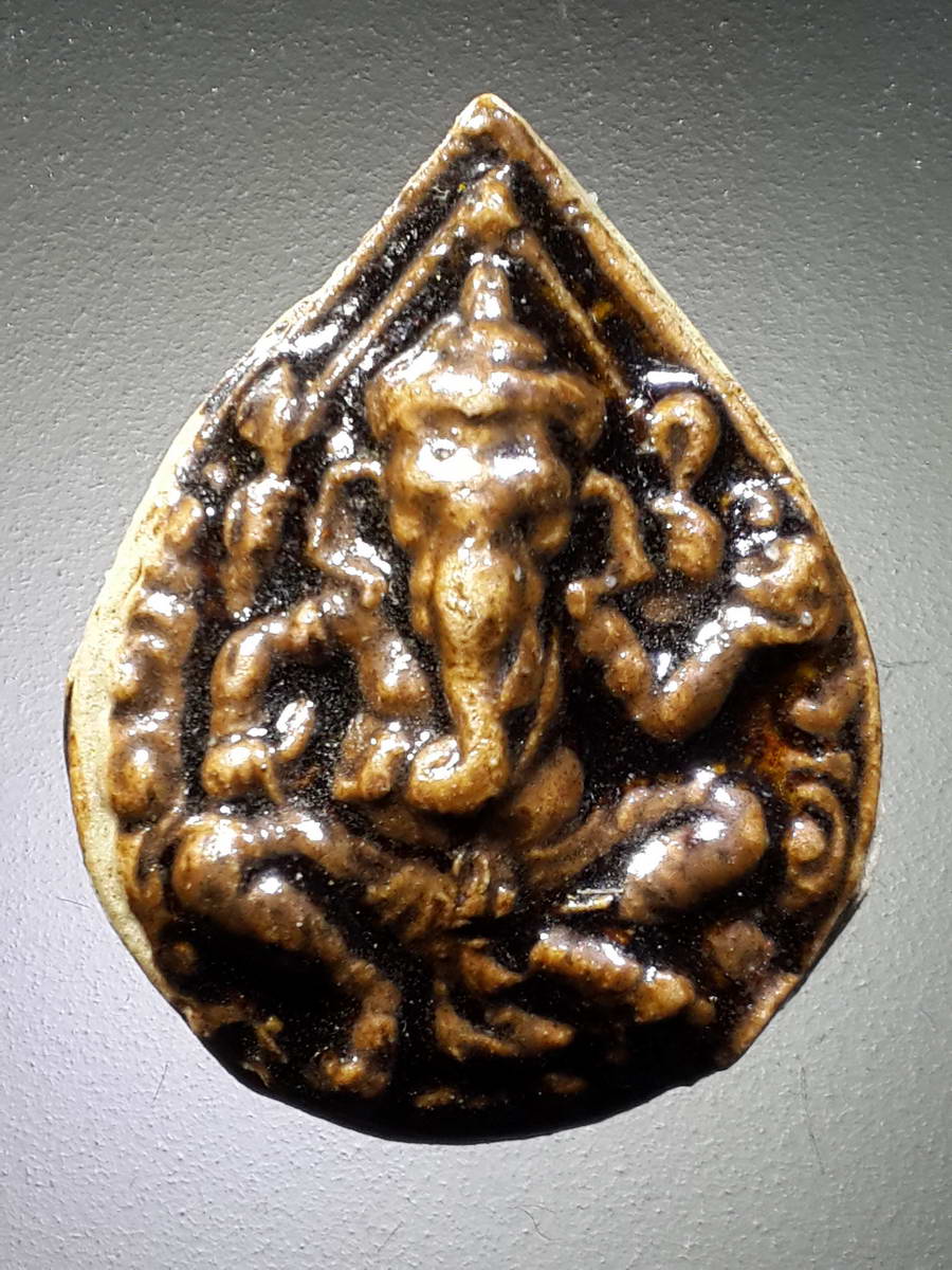 รหัสสินค้า พระมีกล่อง 361 พระพิฆเณศ นศส พิมพ์หยดน้ำ เนื้อกระเบื้องเคลือบศิลาดล สร้างปี 2540 ที่ระลึกในงานฉลองพระพิฆเนศ