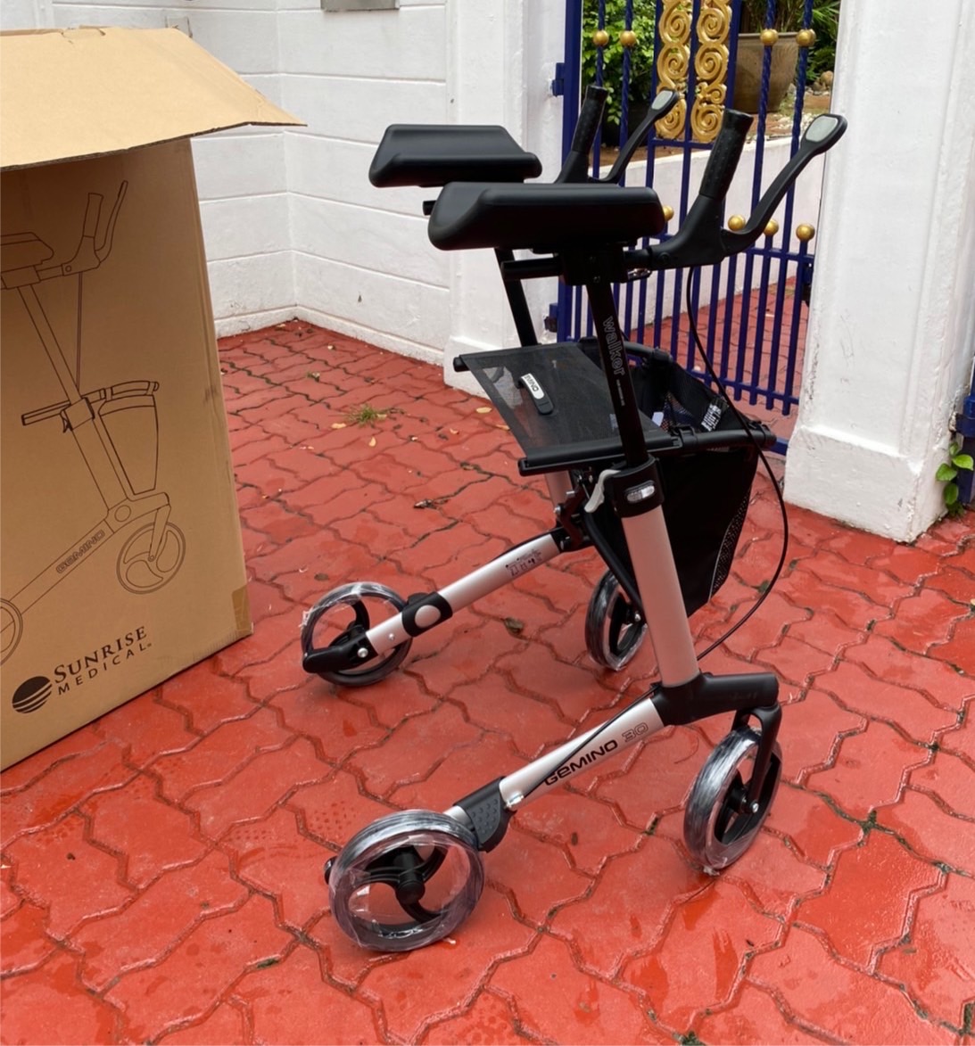 รถเข็นช่วยพยุงเดิน รุ่น Gemino 30 Walker มีที่รองแขน มีเบาะนั่งได้ พับเก็บได้ ใส่ของได้ รองรับน้ำหนักสูงสุด 150 กิโลกรัม แบรนด์ยุโรป (รุ่น TOP)