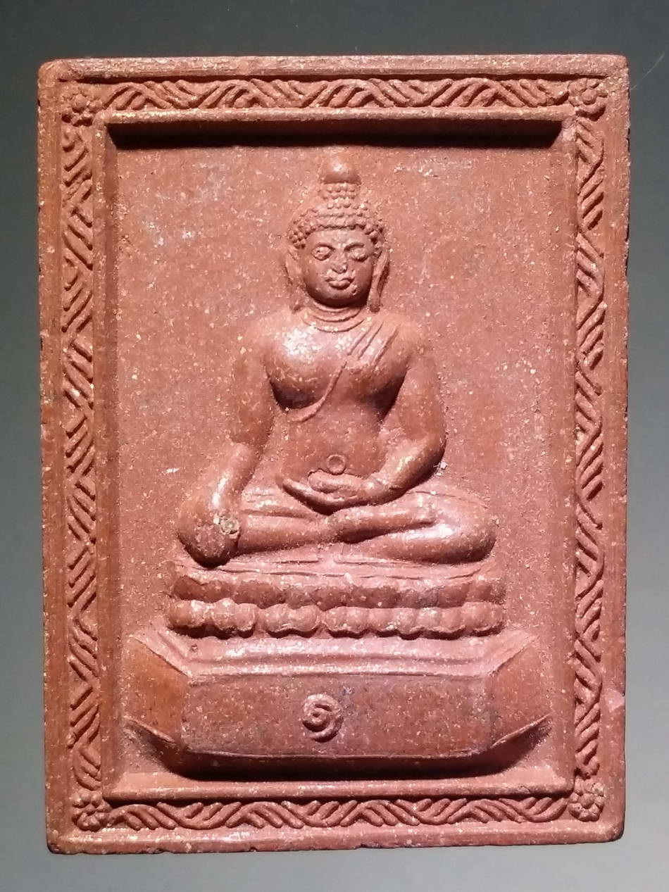 รหัสสินค้า พระเนื้อดิน เนื้อผง เนื้อว่าน 1118 พระพุทธเชียงแสนสิงห์ 1 หลัง ครูบาถวัลย์ ปรกฺกโม เนื้อผงแดงฝังตะกรุด