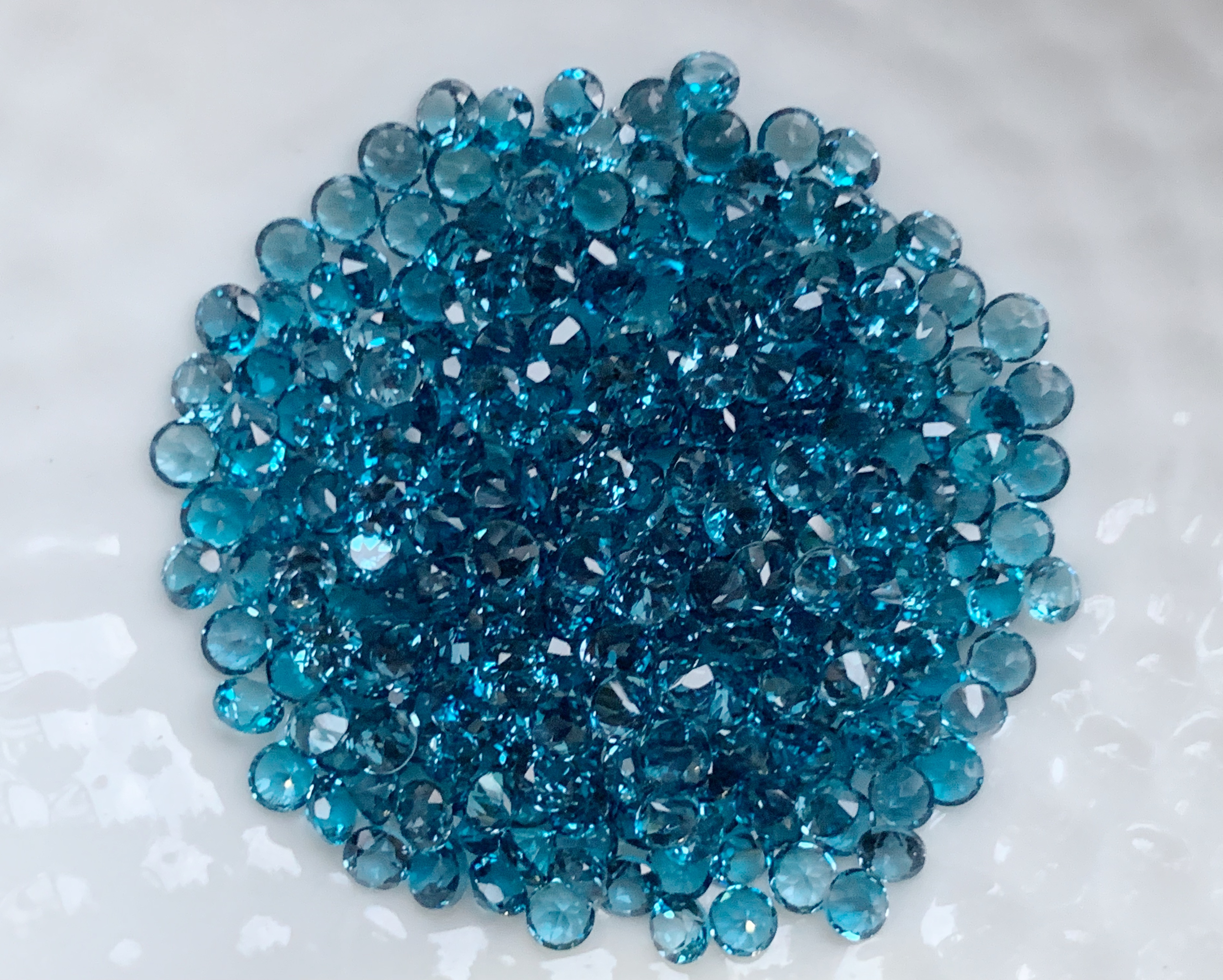 ลอนดอนบลูโทปาสกลม 3.0 มม. 1 กะรัต