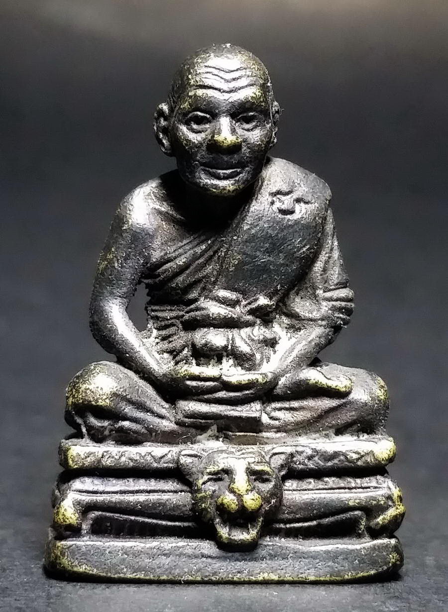 รหัสสินค้า พระกริ่ง พระหล่อ 403 รูปหล่อหลวงพ่อเปิ่น วัดบางพระ จังหวัดนครปฐม สร้างปี 2530 เนื้อทองเหลืองรมดำ