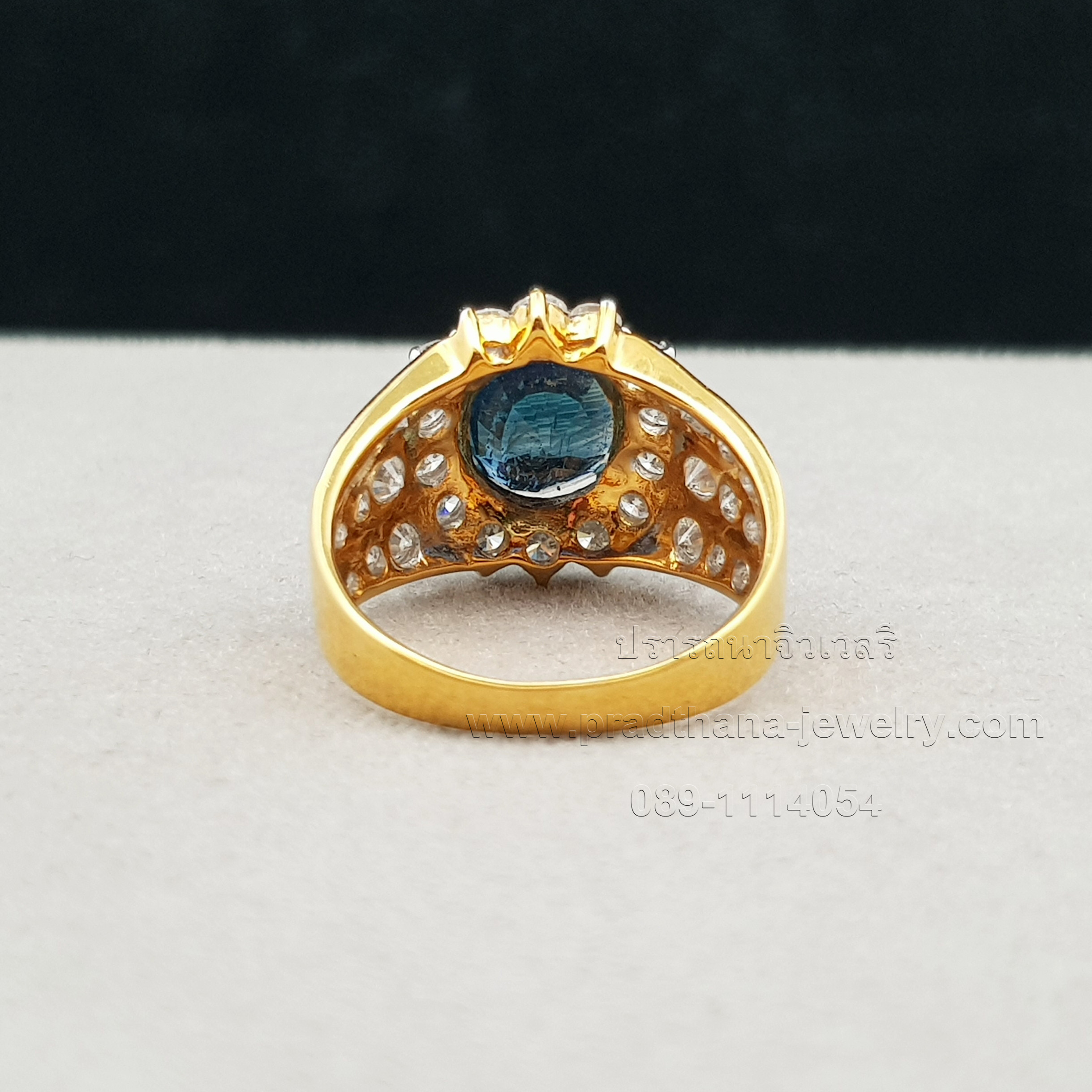 แหวนไพลินประดับเพชร