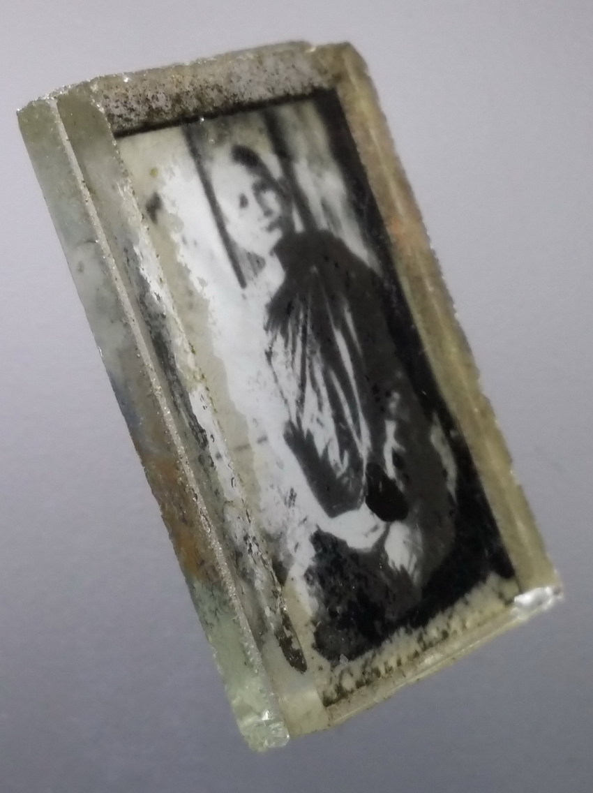 รหัสสินค้า เครื่องราง ล็อกเก็ต ภาพถ่าย 138 ภาพถ่ายอัดกระจกปั๊มยันต์หมึก หลวงปู่แหวน วัดดอยแม่ปั๋ง จังหวัดเชียงใหม่ พระรายการนี้ให้เช่าบูชาแล้ว