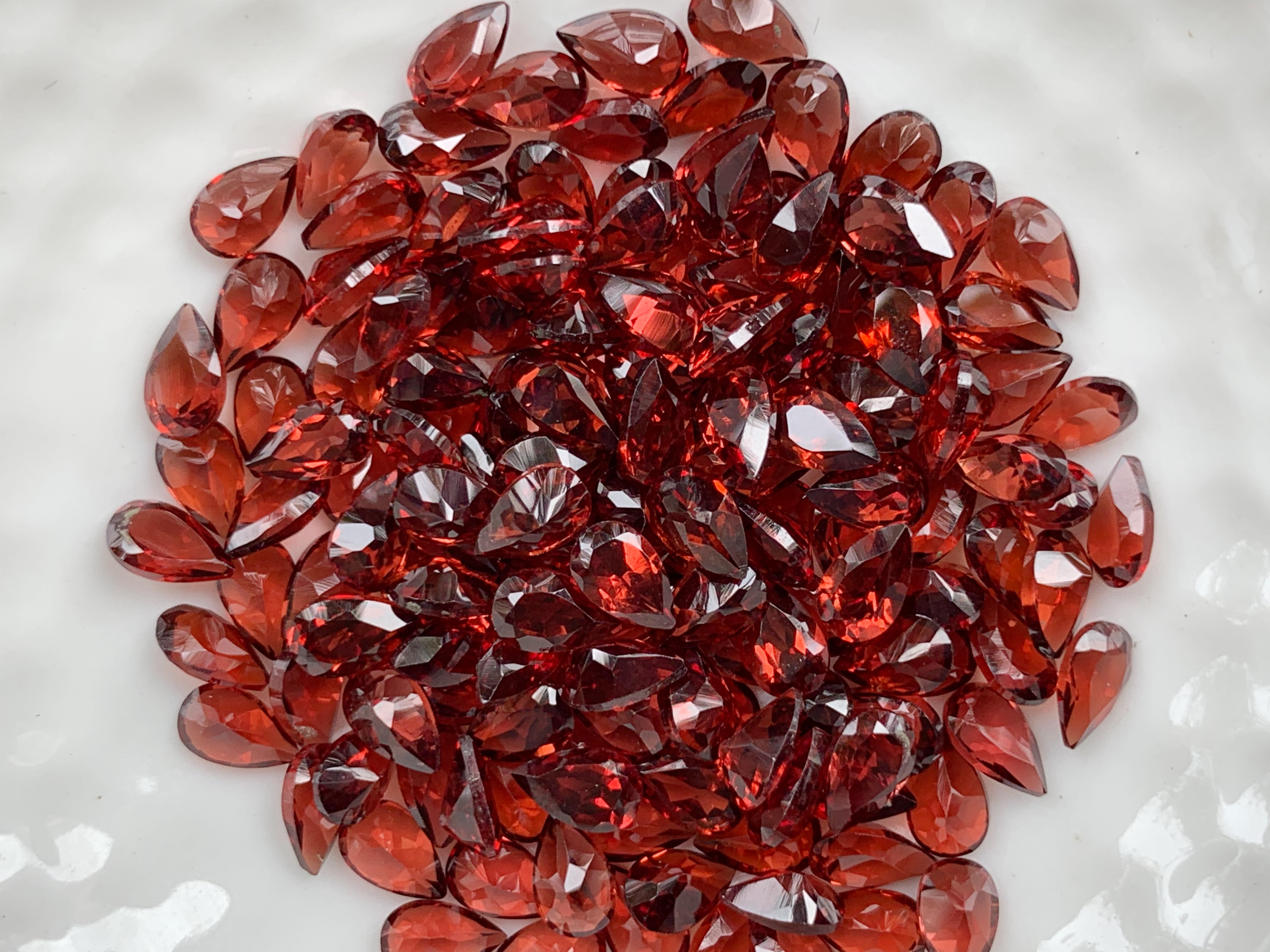 โกเมนหยดน้ำ 5X3 มม. 5 กะรัต