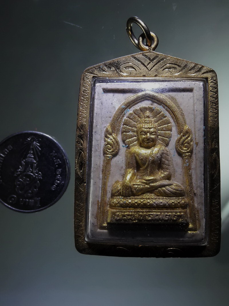 Antig FB 12915 พระพุทธเมตตาเนื้อผง หลังเจดีย์พุทธคยา สร้างปีคริสตศักราช 2020 เลี่ยมตลับทองไมครอน