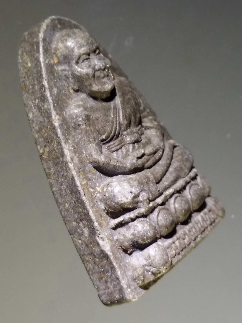 รหัสสินค้า หลวงปู่ทวด วัดต่างๆ 250 หลวงปู่ทวดเนื้อผงโรยไม้ พิมพ์เตารีดหัวมน วัดหนองว่านเหลือง จังหวัดฉะเชิงเทรา สร้างปี 2552