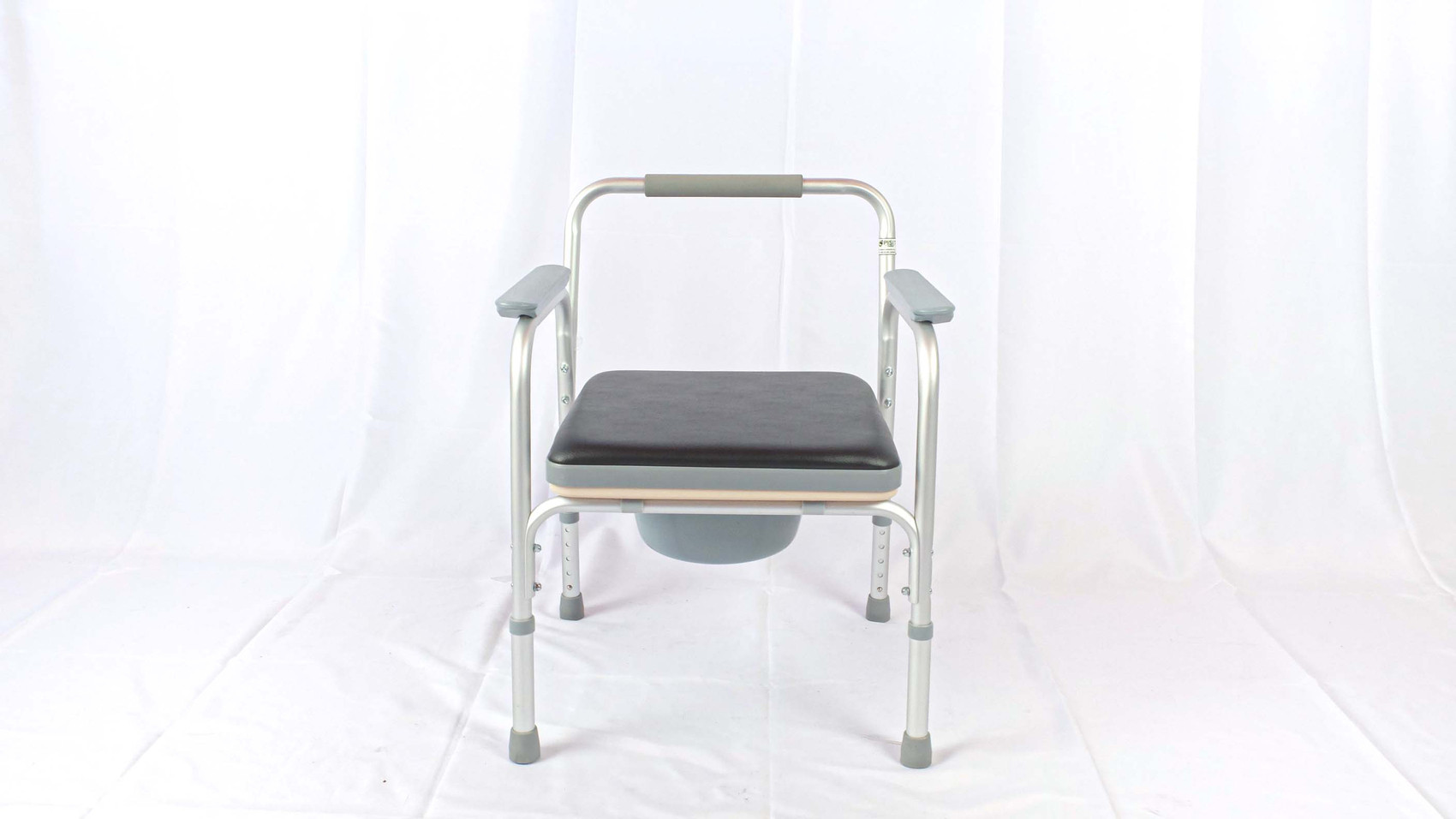 เก้าอี้นั่งถ่ายอลูมิเนียม ปรับระดับได้ พับเก็บได้ ไม่มีล้อ พร้อมเบาะรอง รุ่น CA6621