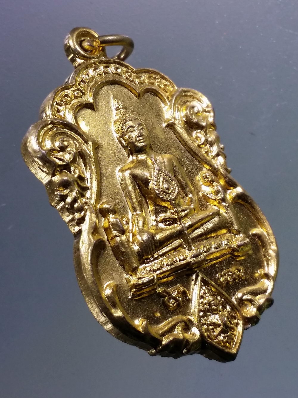 Antig Pim 256 เหรียญเสมากะไหล่ทองพ่นทราย ที่ระลึก 688 ปี พระพุทธไตรรัตนนายก หลวงพ่อโตซำปอกง วัดพนัญเชิง กรุงเก่าจังหวัดอยุธยา ด้านหลังตอกโค๊ต ภาษาจีน จัดสร้าง ปี 2555