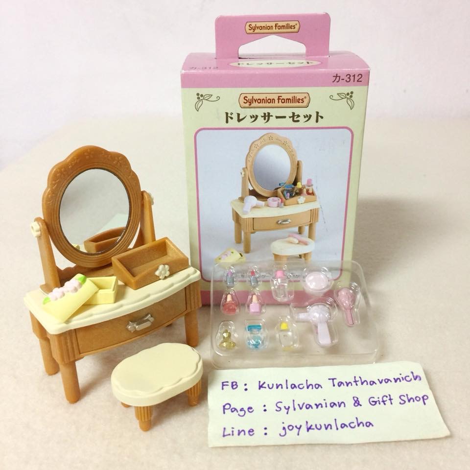 โต๊ะเครื่องสำอางพร้อมอุปกรณ์แต่งตัวครบเซต ซิลวาเนียน Girl’s Dressing Table : Sylvanian Families
